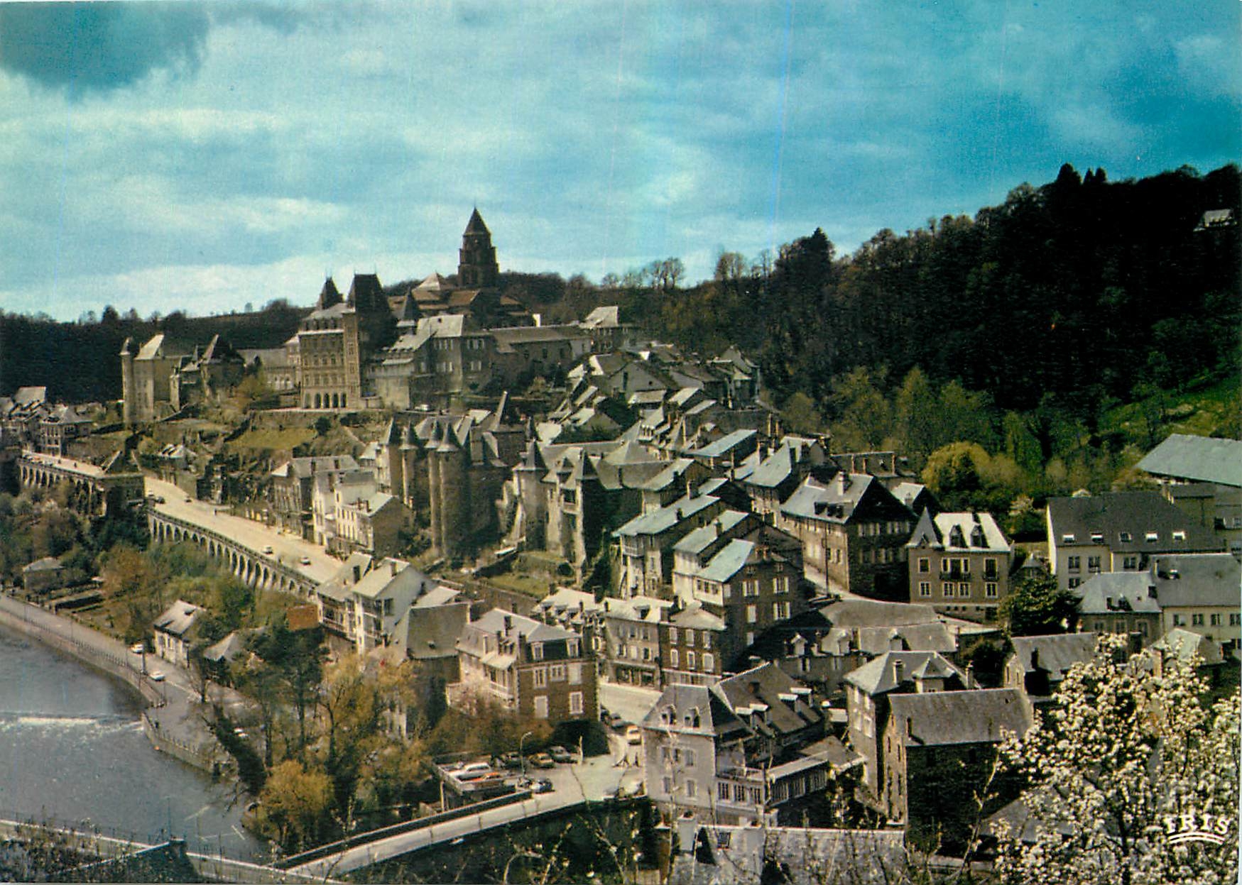 CPM Uzerche Correze La Perle du Limousin Vue generale de la cite batie sur un promontoire dominant l