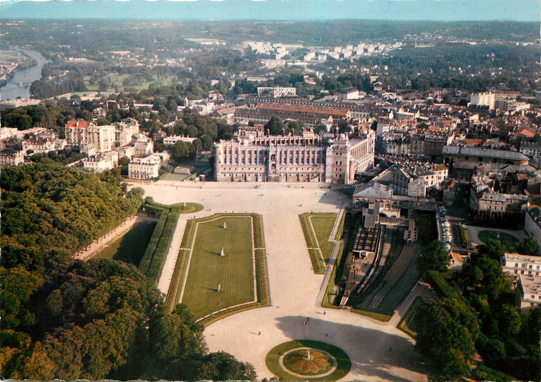 CPM Saint Germain en Laye Yvelines Le chateau sur le parterre dessine par Le Notre et la gare SNCF 