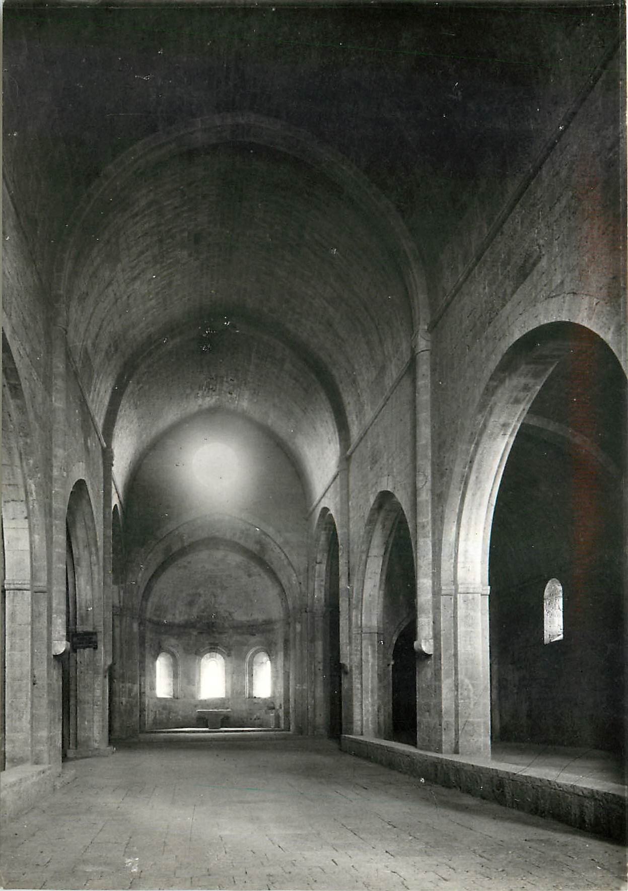 L'Abbaye de Thoronet (Var) — La Nef de l'Église vue de l'Ouest — Service Commercial Palais Historiques, Grand Palais, Avenue Alexandre III, Paris