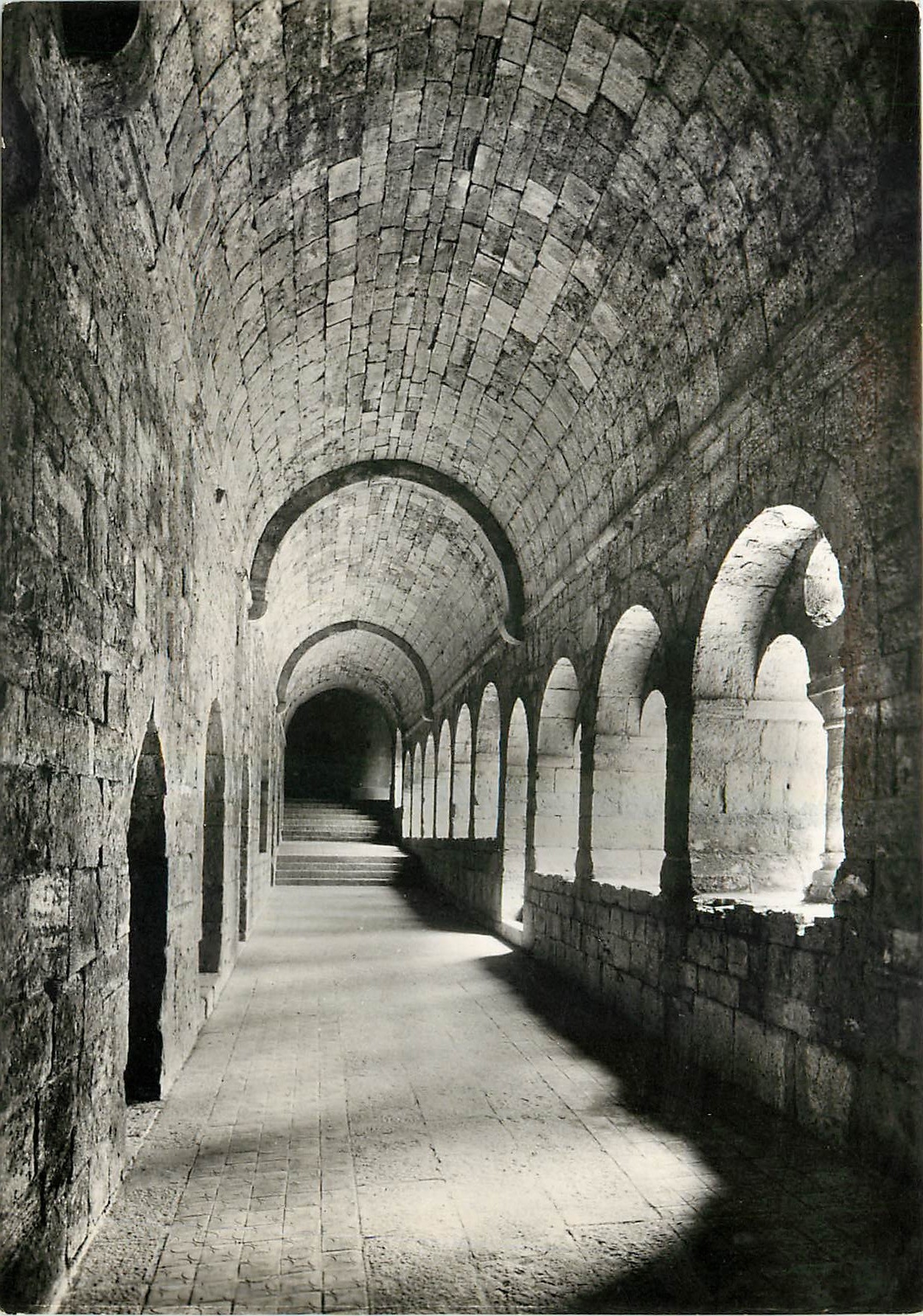 CPM Le Thoronet Var L'Abbaye Galerie Est du Cloitre 