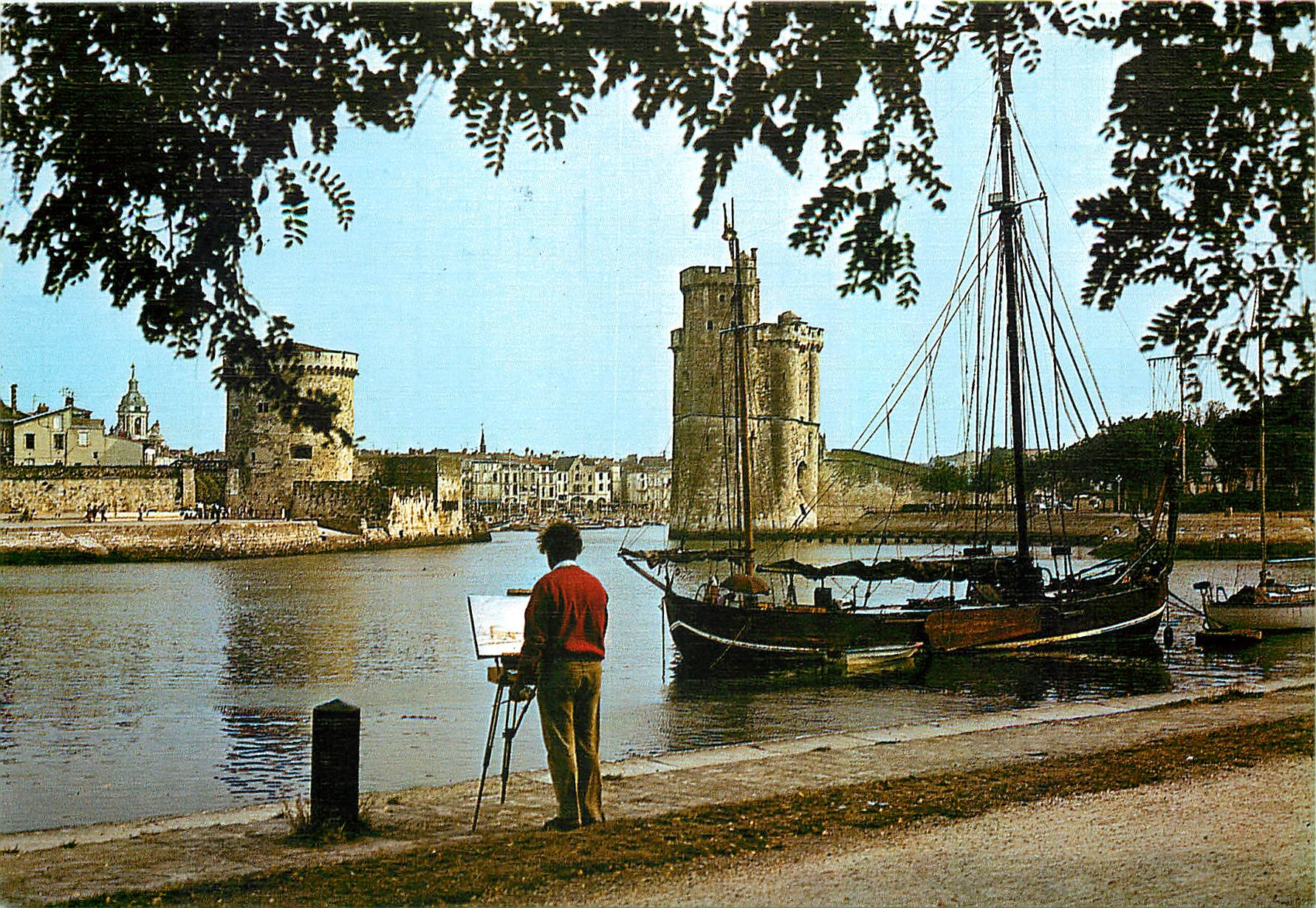 CPM La Rochelle Charente Maritime Tour de la Chaine Tour St Nicolas 