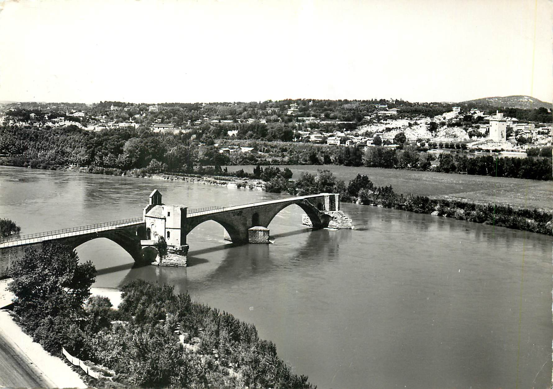 CPM Avignon Le pont St Benezet sur le Rhone au fond la tour Philippe le Bel 