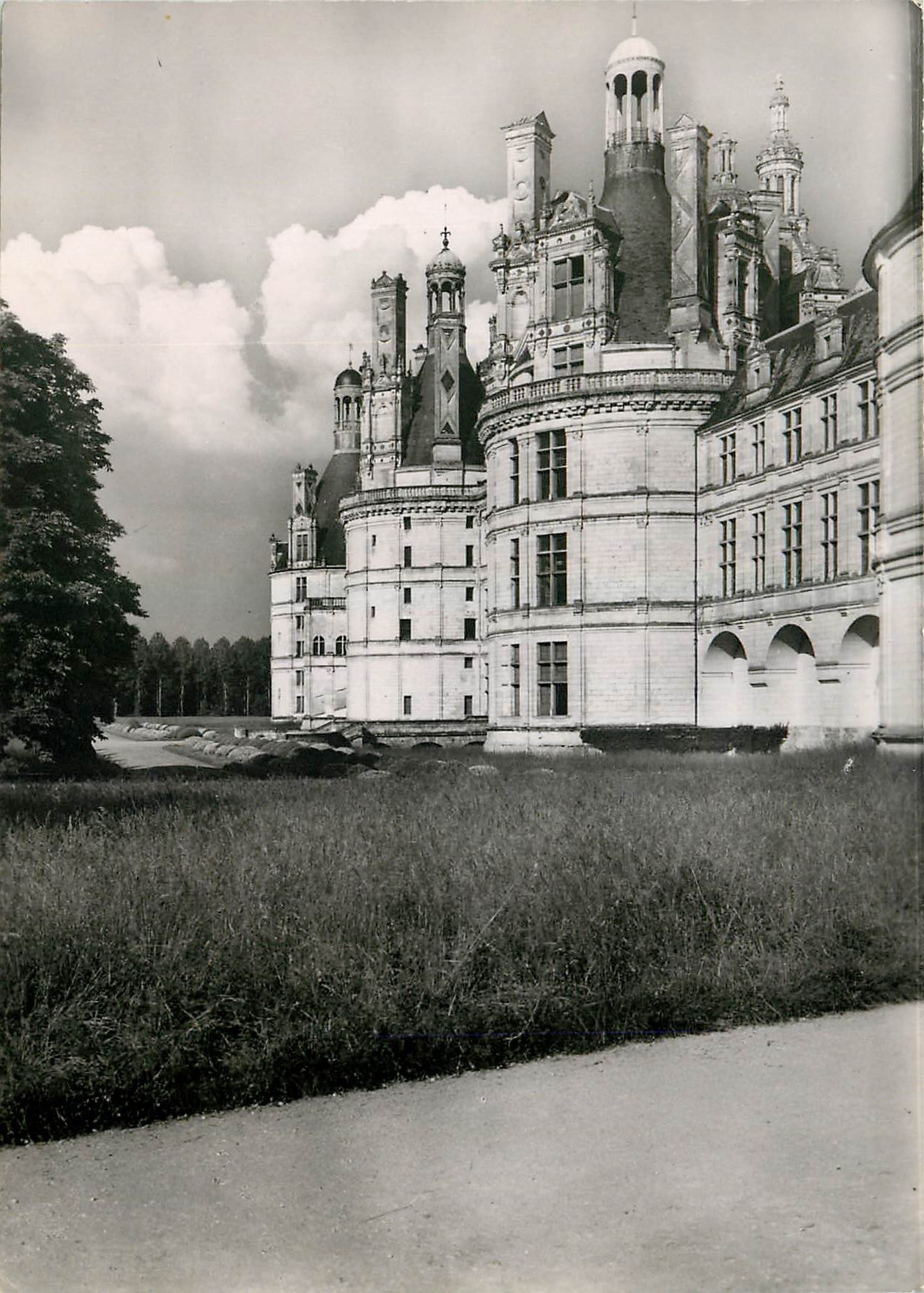Chambord (Loir-et-Cher) — Le Donjon au Nord — Serv. Commercial Monument Historiques Gd. Palais, Av. Alexandre III, Paris