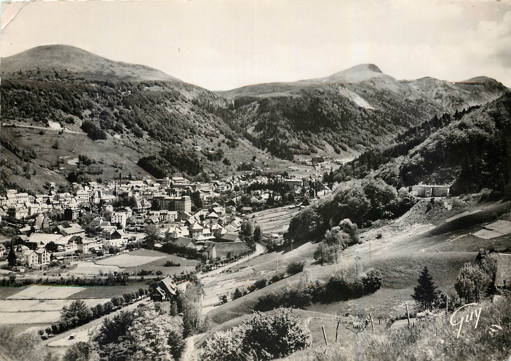 CPM Mont Dore les Bains P de D Vue generale de la ville 