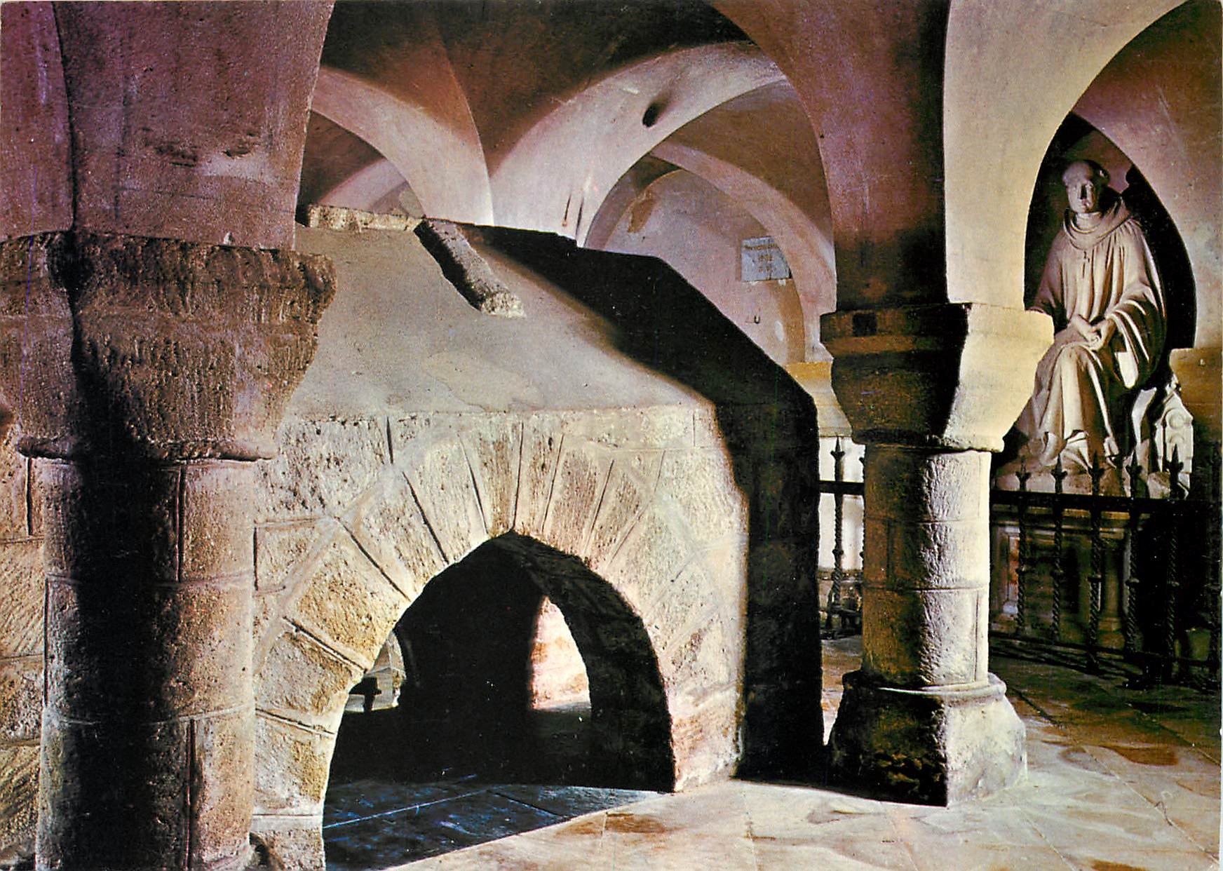 CPM La Crypte Saint Philbert dans l'Eglise de Noirmoutier 