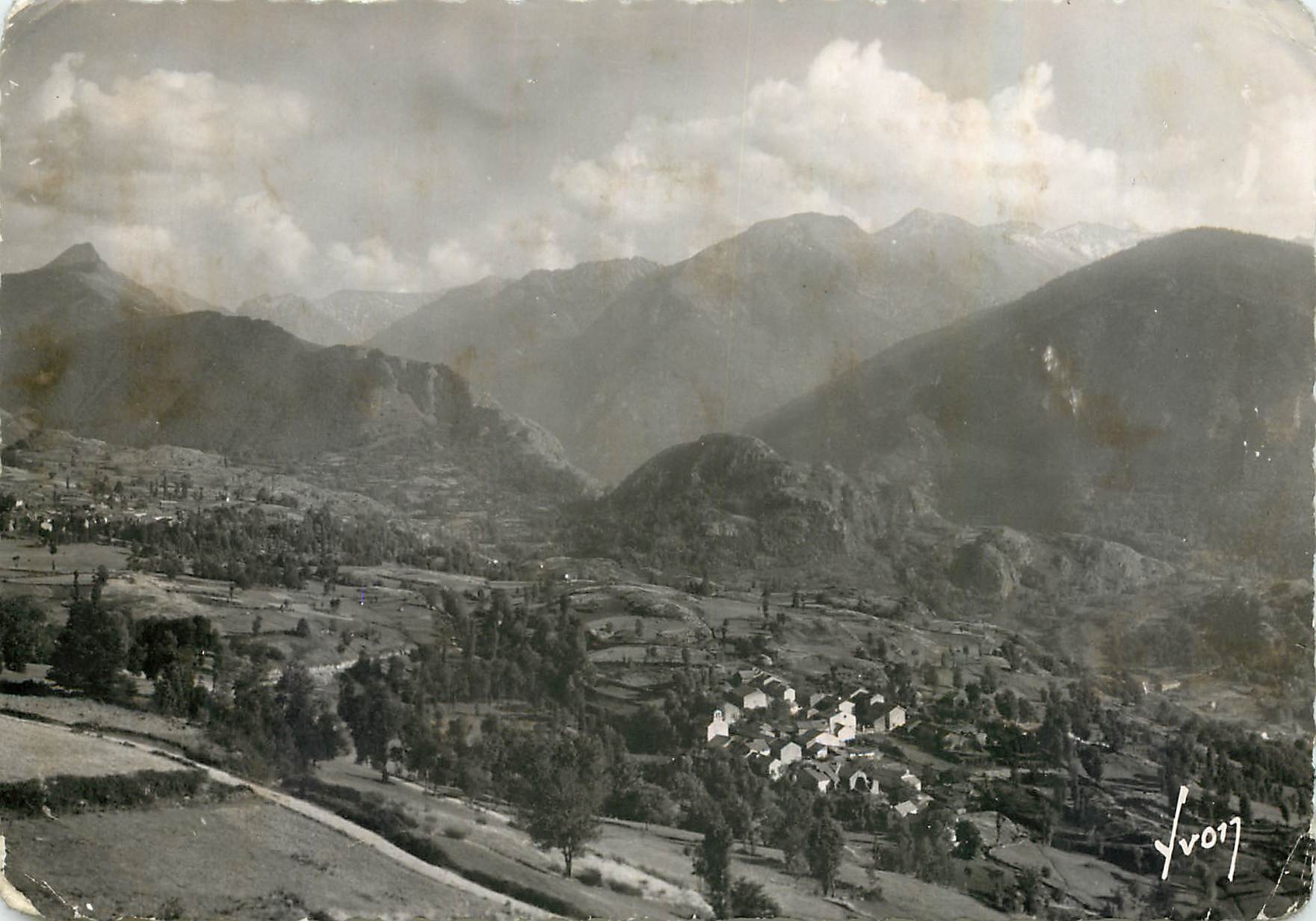 CPM Env d'Ax les Thermes Ariege le Village d'Ignaux et les Pyrenees 