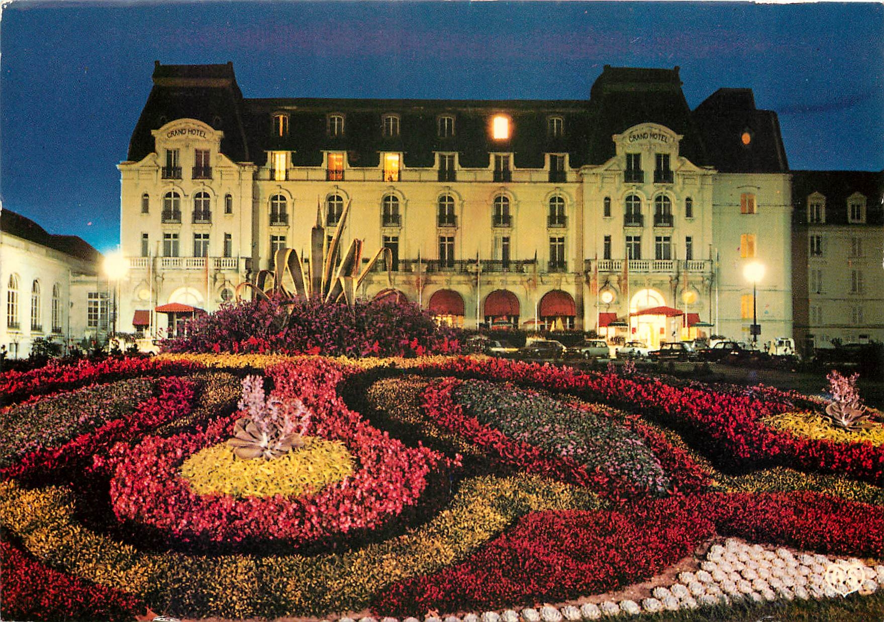 CPM La Cote Fleurie Cabourg Calvados la Plage des Fleurs le Grand Hotel et les Jardins Illumines 