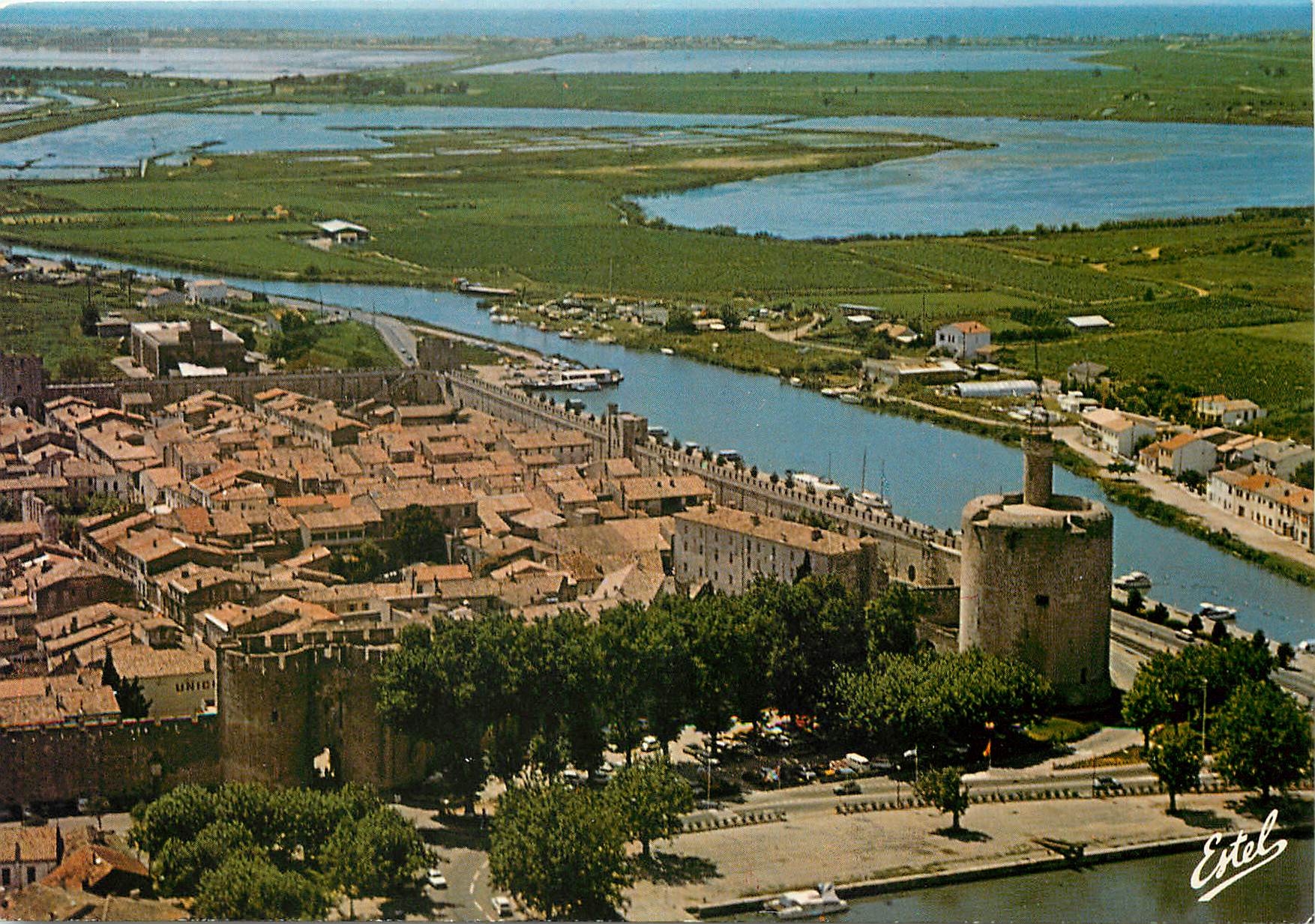 CPM En Camargue Aigues Mortes Gard Vue aerienne de la ville fondee Gardette et a droite 