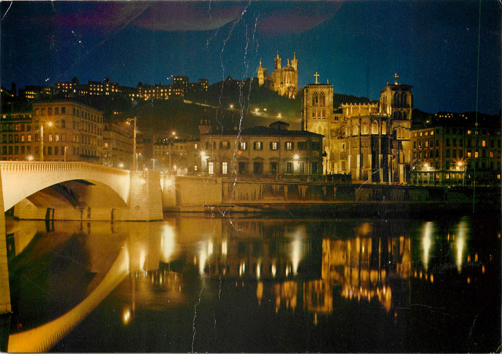 CPM Lyon La nuit La Primatiale Saint Jean la calline de Fourviere et le pont Bonaparte 