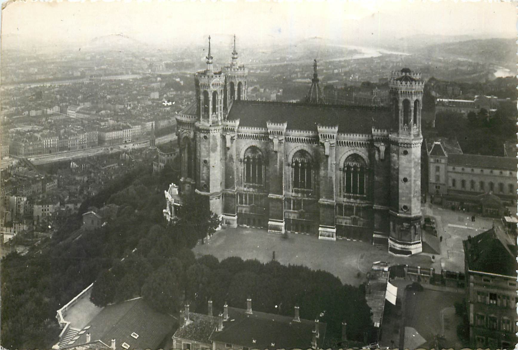 CPM Lyon La Basilique de Fourviere et la Ville 