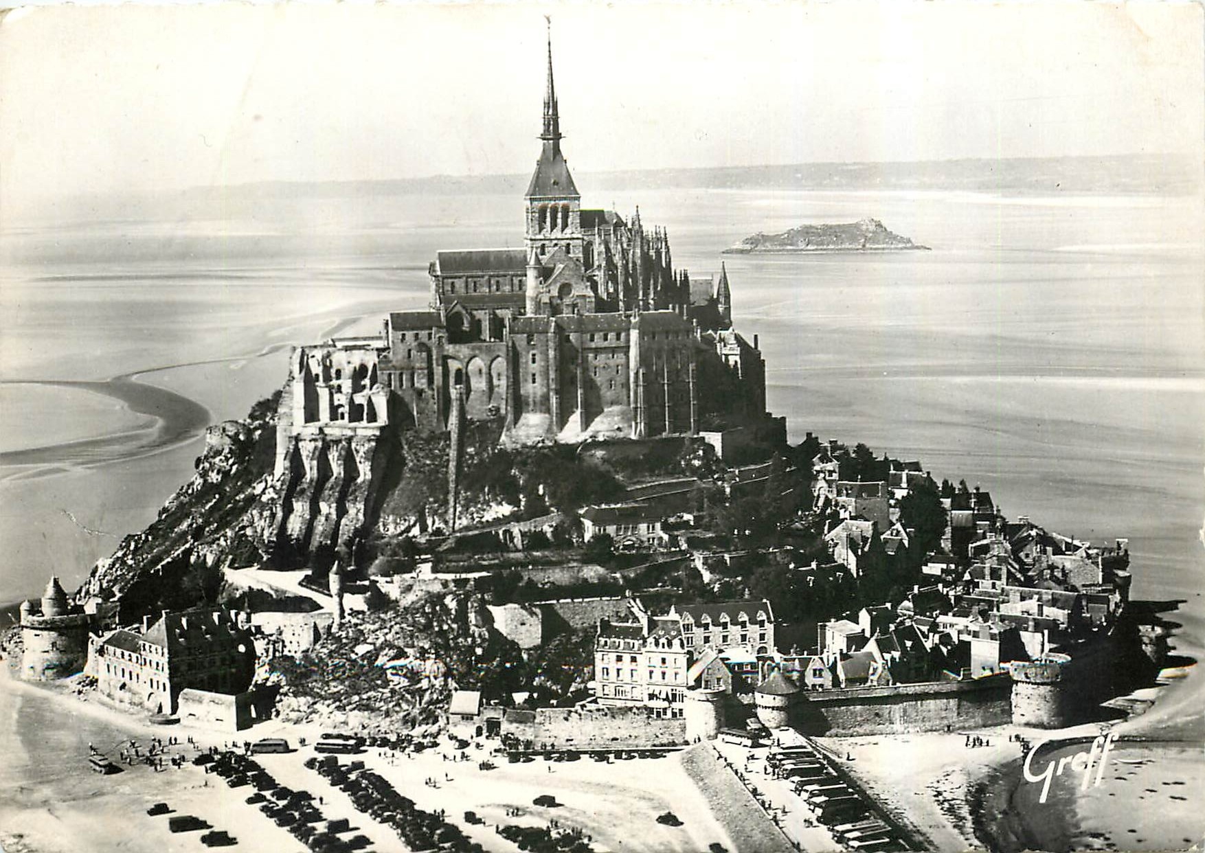 CPM En Normandie Le Mont Saint Michel Manche Vue generale du Mont prise en avion 