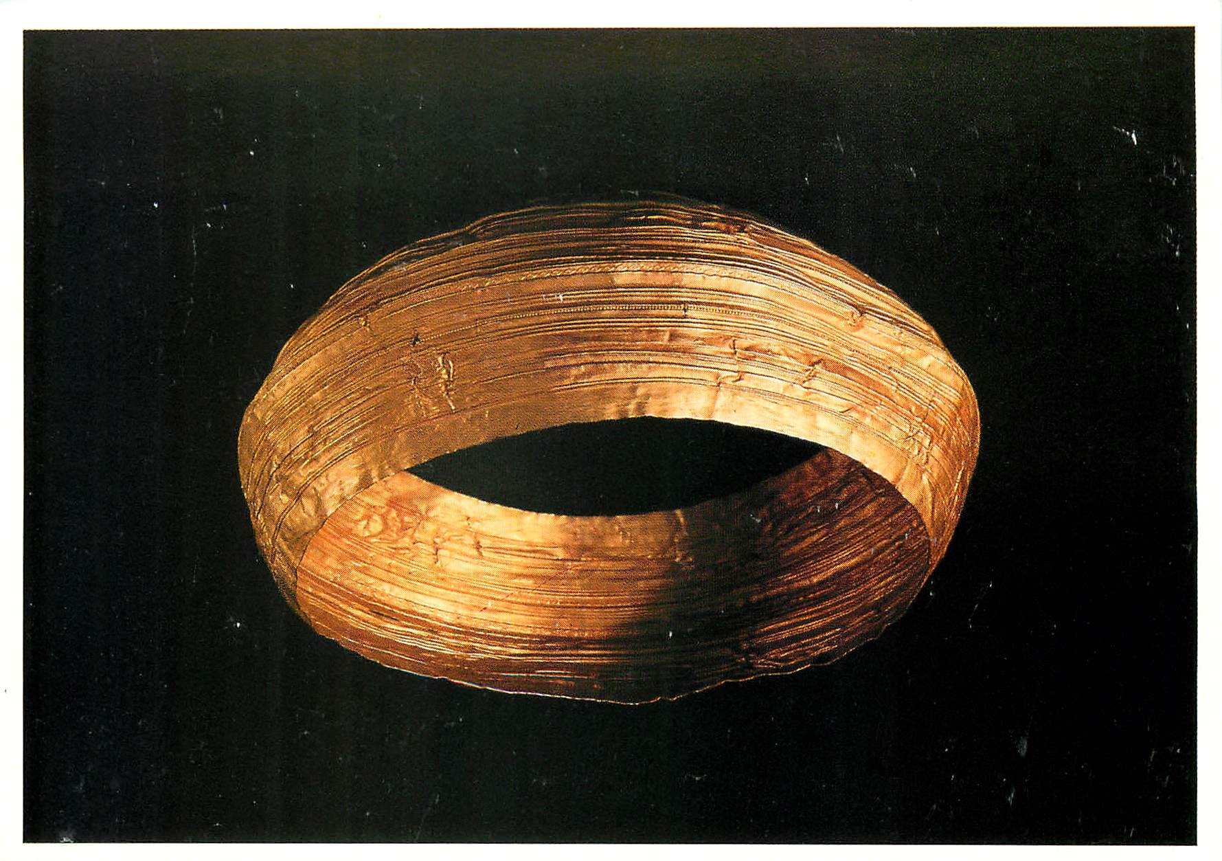 Armreif aus der späten Bronzezeit — 10. bis 8. Jahrhundert v. Chr. — Musée des Antiquités Nationales, Saint-Germain-en-Laye
