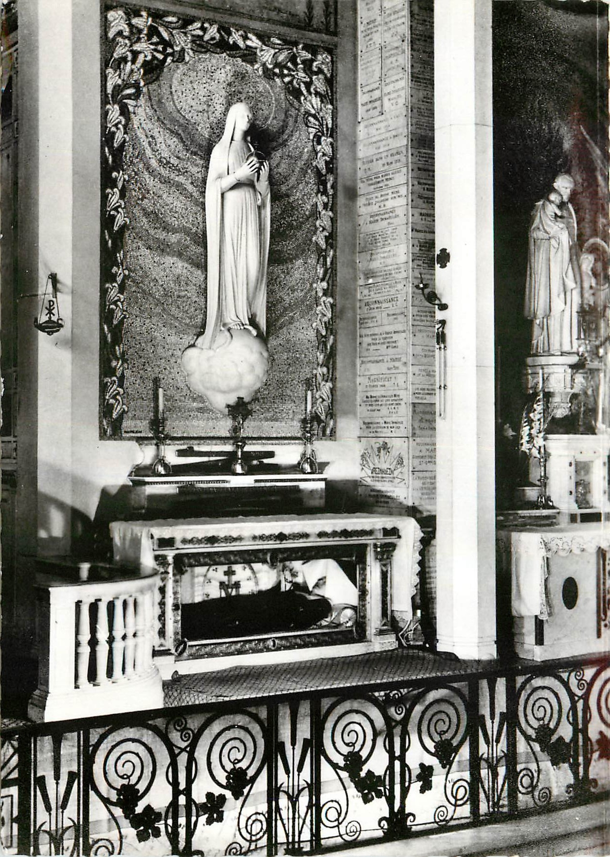 CPM Chapelle de la Medaille Miraculeuse Autel de la Vierge puissante Chasse de Sainte Catherine Labo