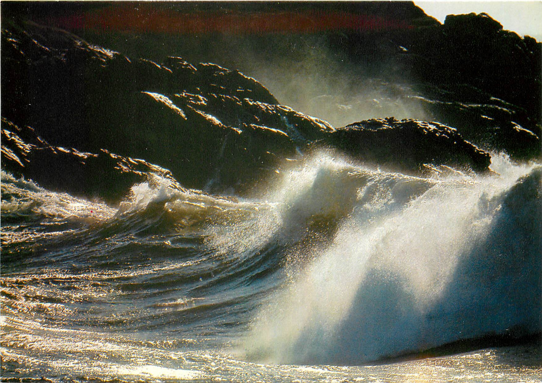 CPM La Bretagne Touristique Presqui'Ile de Quiberon Morbihan Deferlement de vagues sur la Cote Sauva