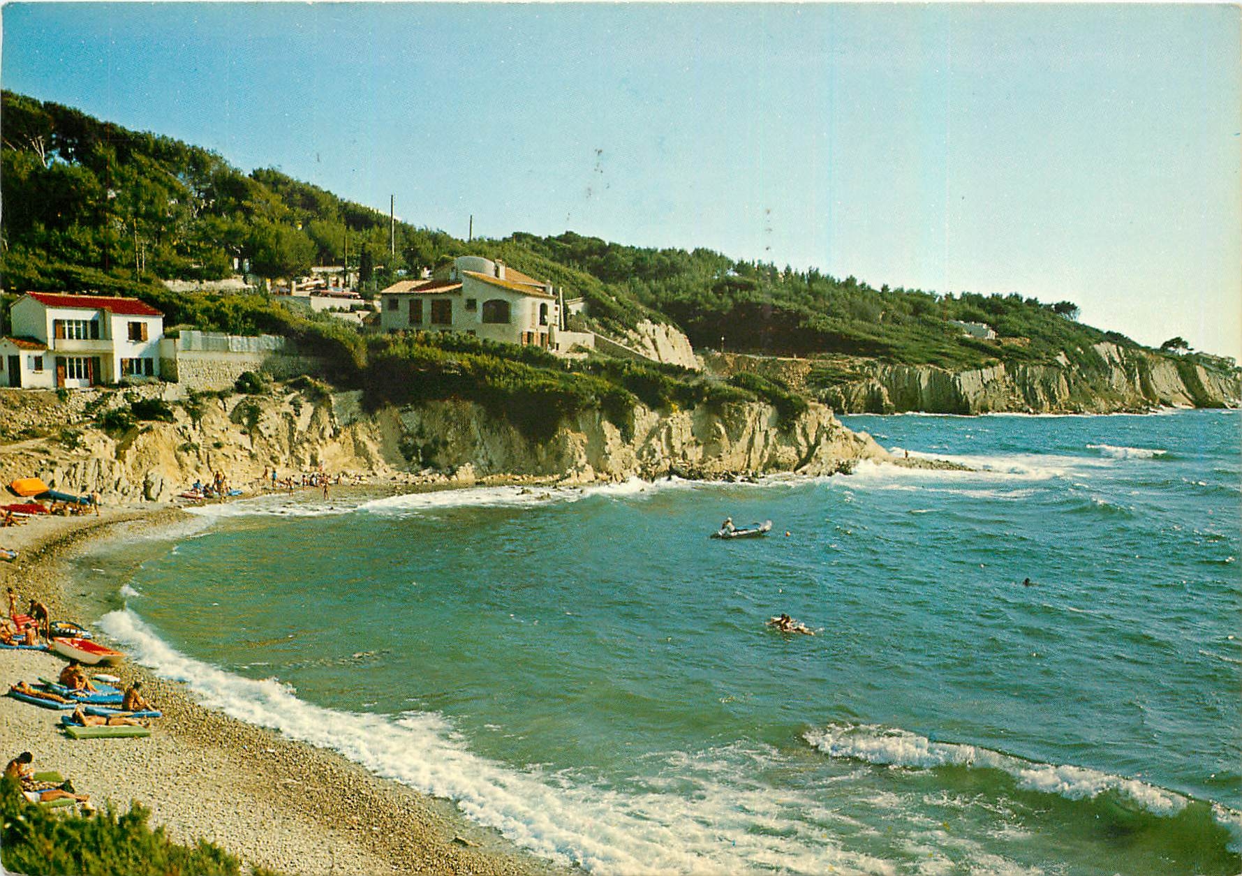 CPM Sanary sur Mer Plage de Beaucours au fond les Calanques de la Cride 