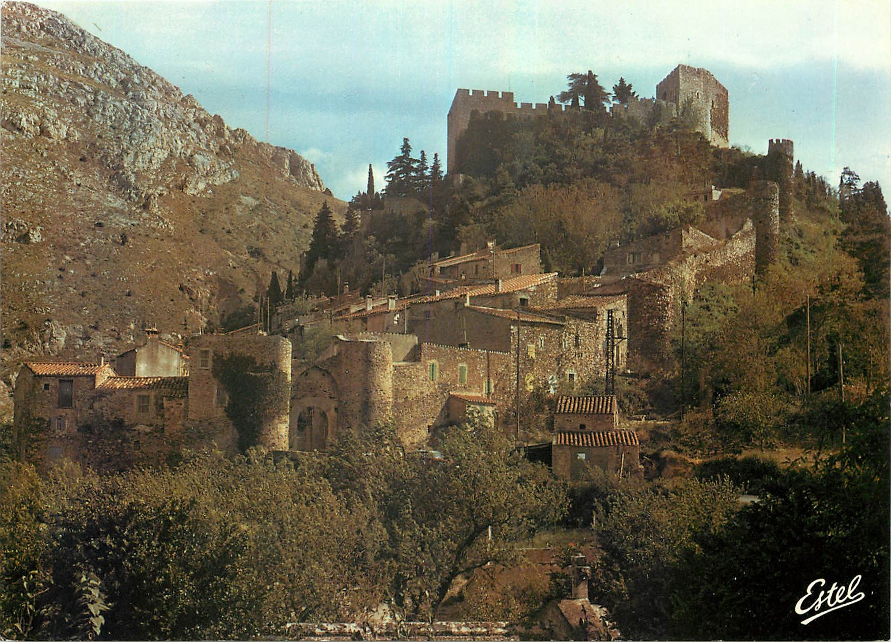 CPM Les Environs de Thuir Castelnou Pyrenees Orientales Le village dans son enceinte 