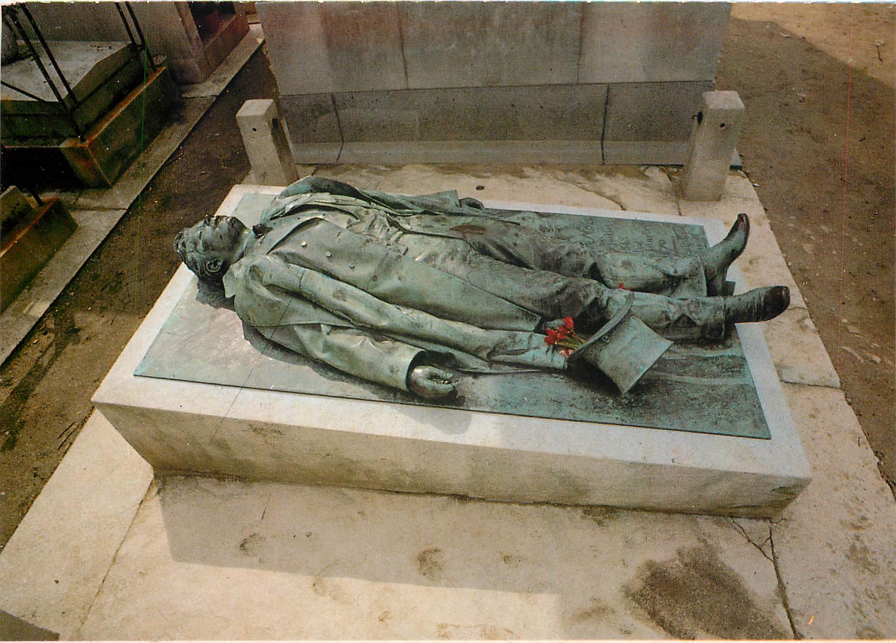 CPM Vistor Noir gisant execute par Dalou Paris Pere Lachaise