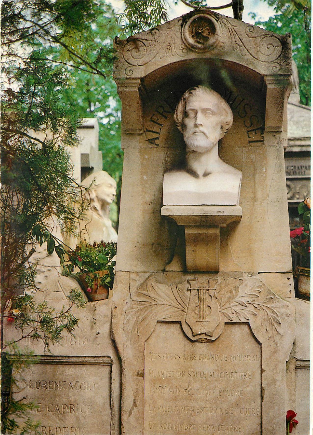 CPM Alfred de Musset en arriere plan sa soeur Madame Lardin de Musset Paris Pere Lachaise
