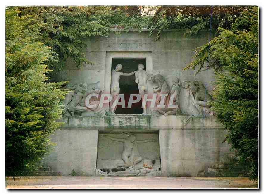 CPM Monument aux Morts Paris Pere Lachaise