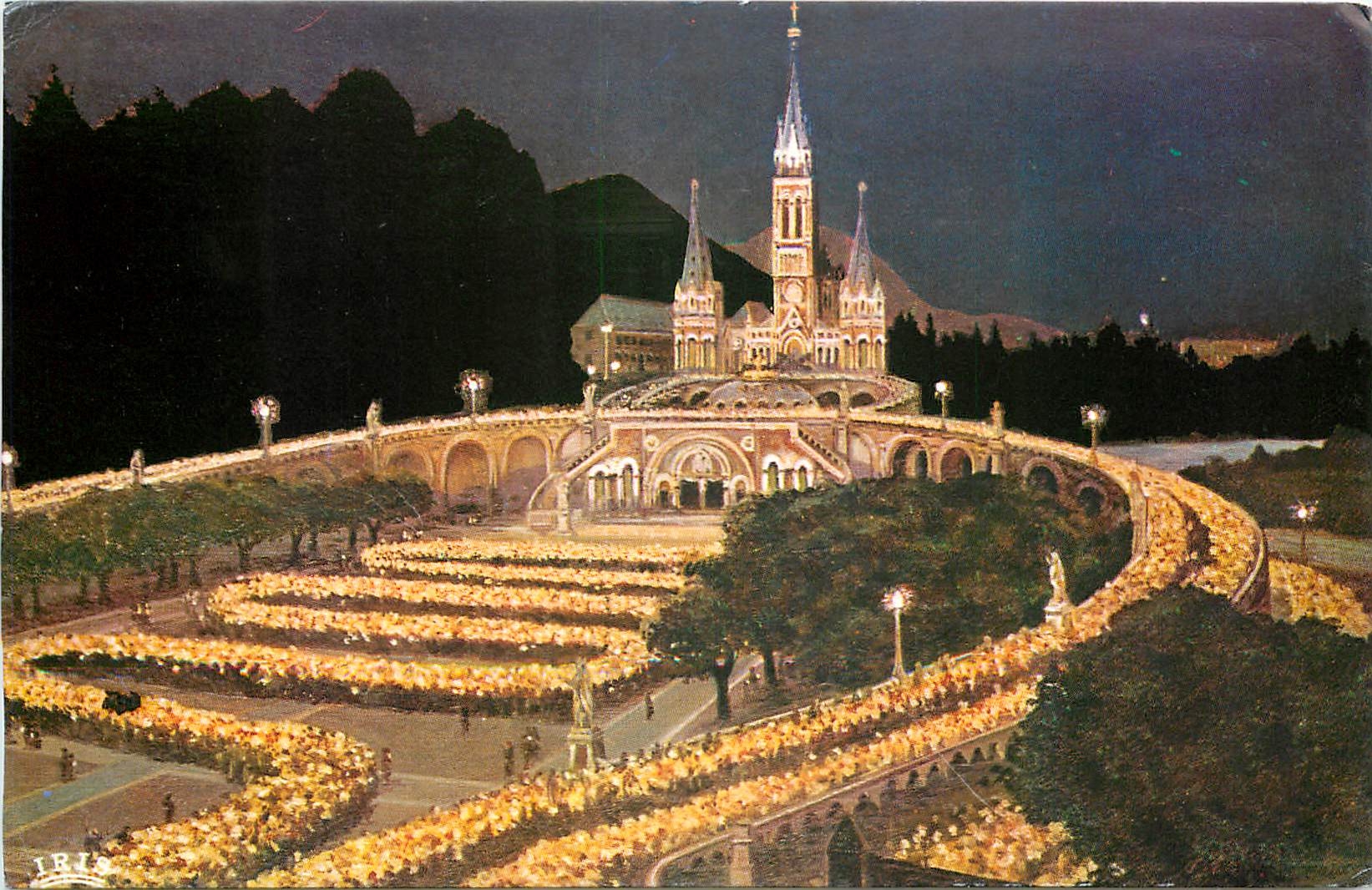 CPM Lourdes La Basilique Illuminee et la Procession aux flambeaux 