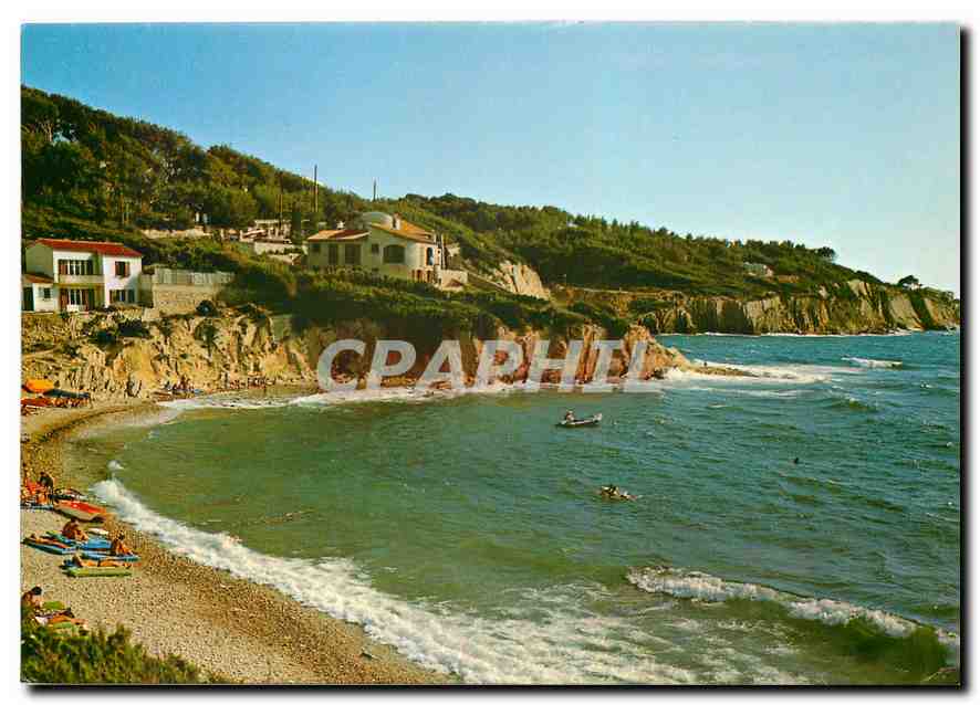 CPM Sanary sur Mer Plage de Beaucours Au fond les Calanques de la Gride 
