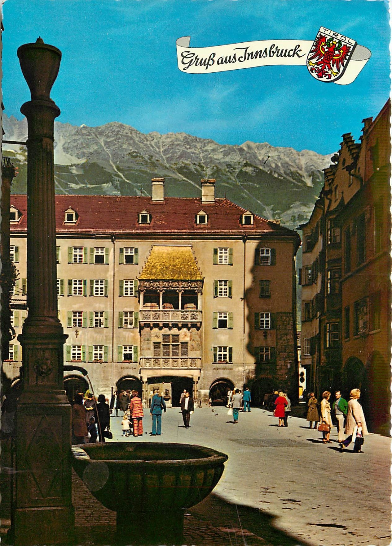 CPM Apenstadt Innsburck Tirol Herzog Friedrich Strase mit Goldenem Dachi und Blick zum Hafelekar 