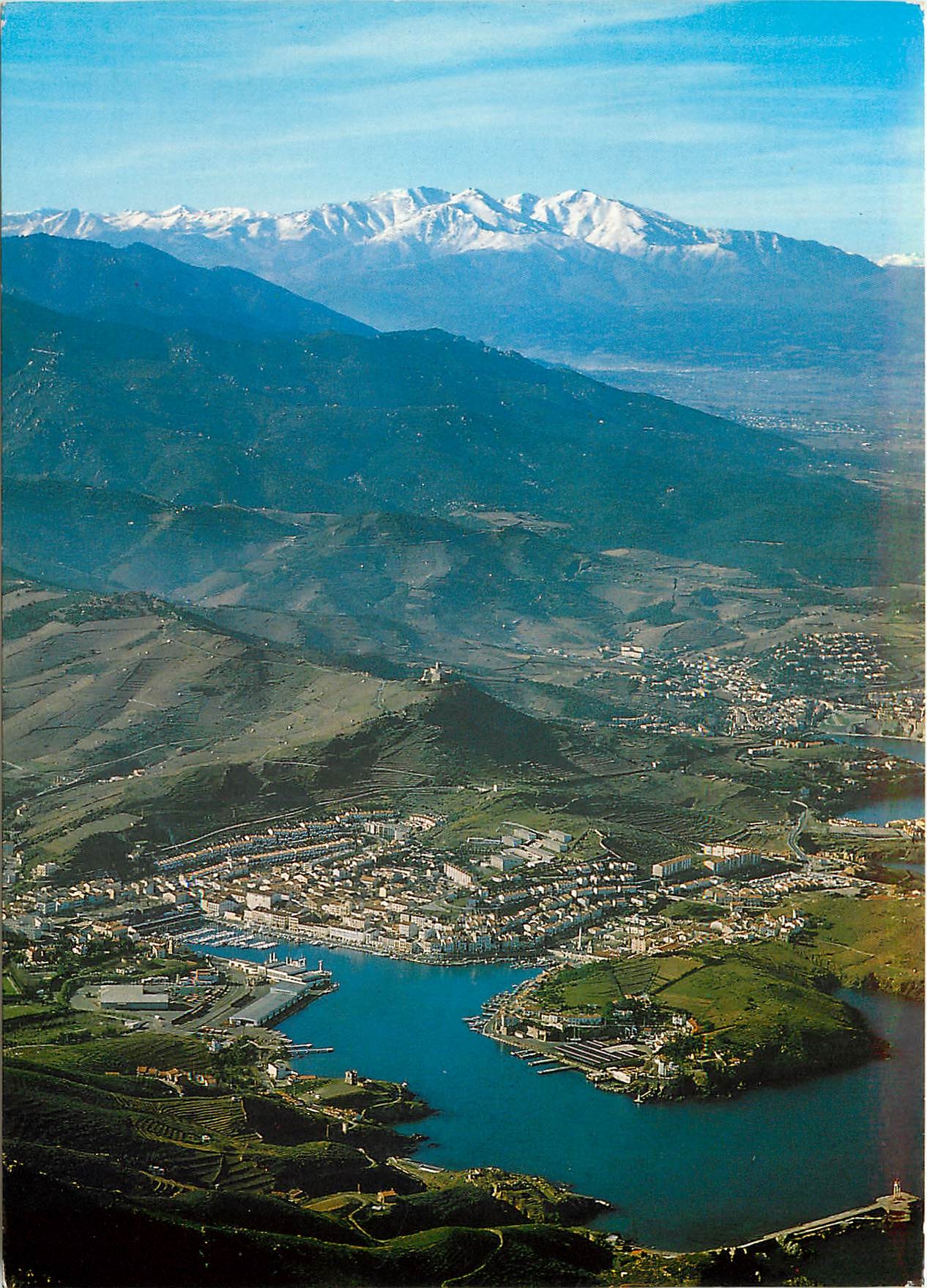 CPM Port Vendres Vue sur le Port domine par le Fort St Elme la Chaine des Alberes et au fond le Cani