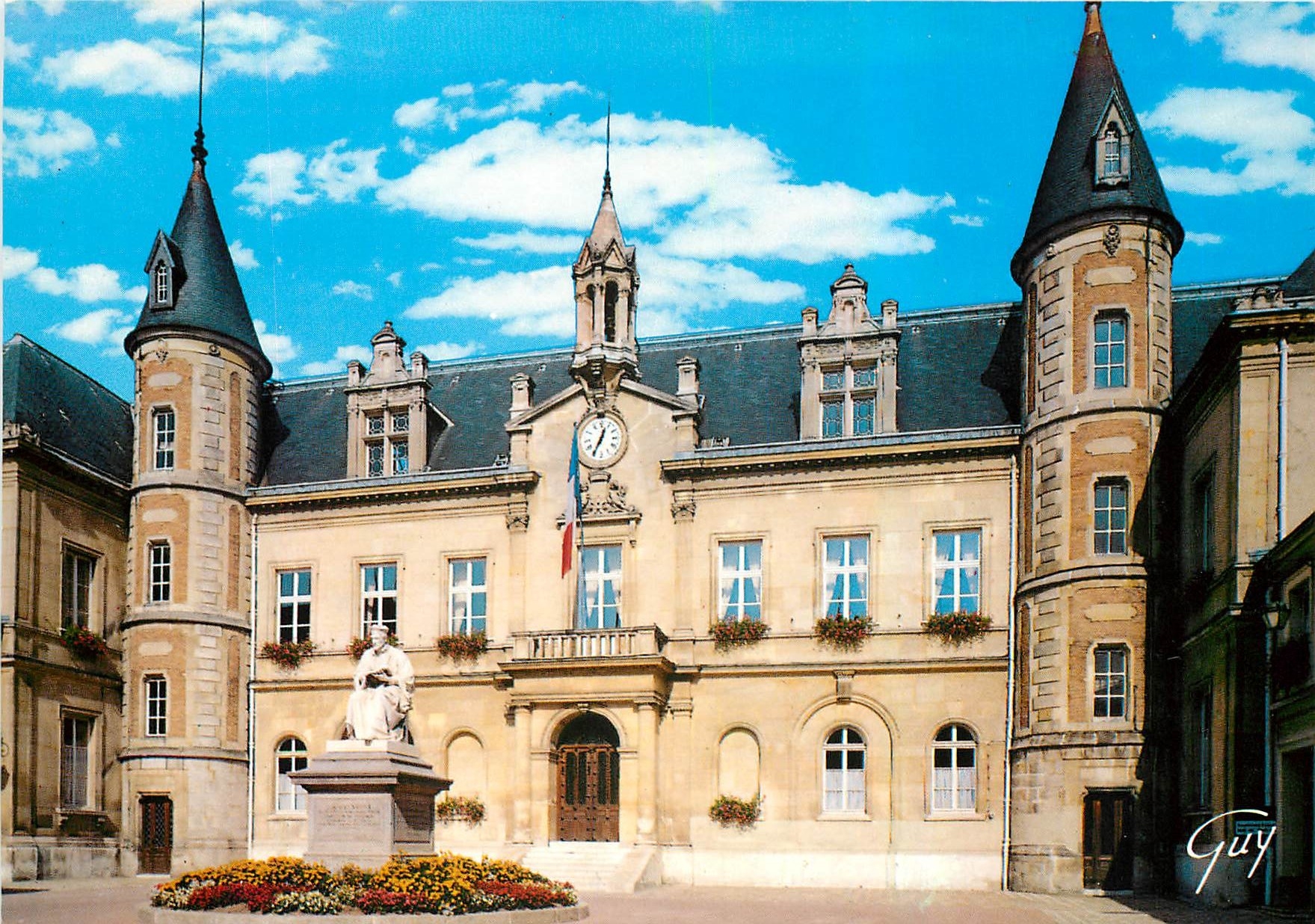 CPM Melun Seine et Merne l'hotel de ville ancien hotel Renaissance agrandi dans le meme style 
