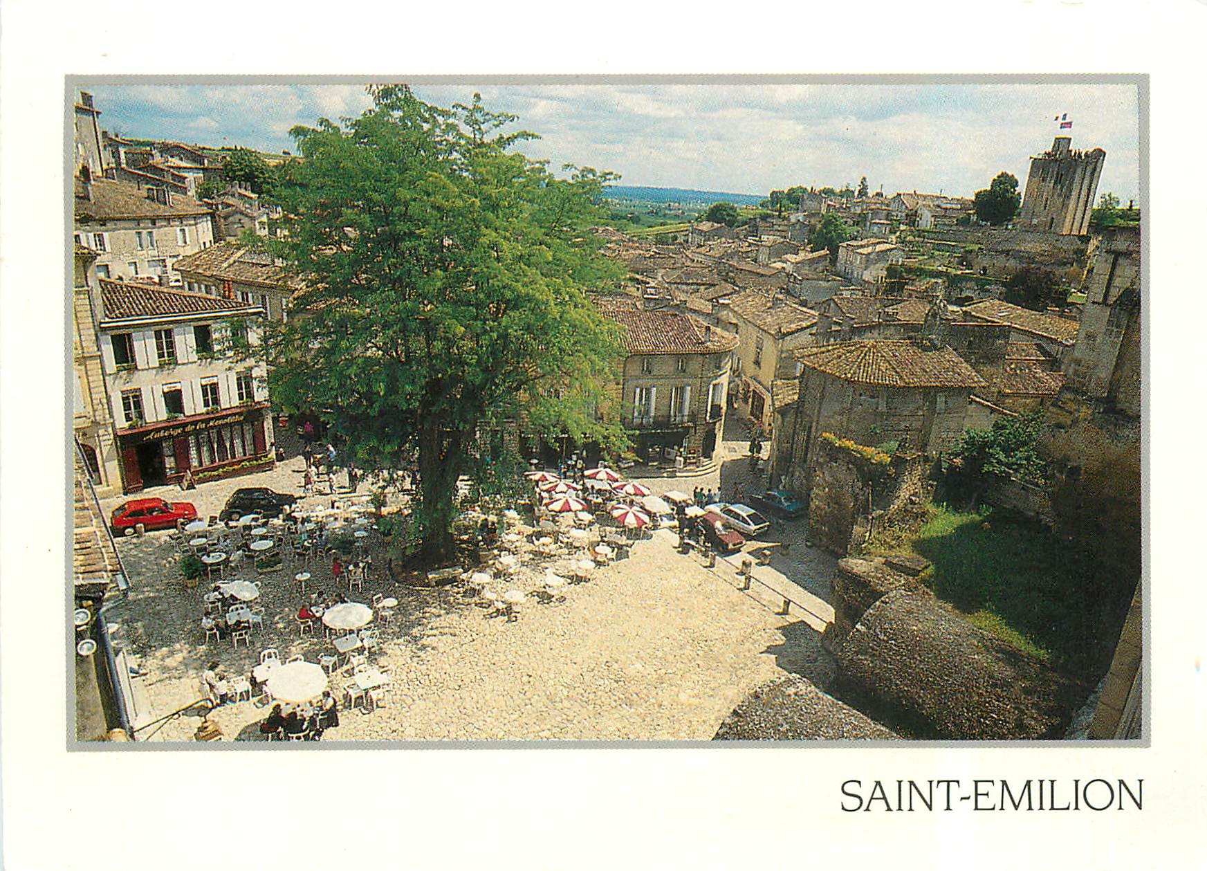 CPM Saint Emilion Gironde Place du marche avec l'arbre de la Liberte la chapelle de la Trinite et la