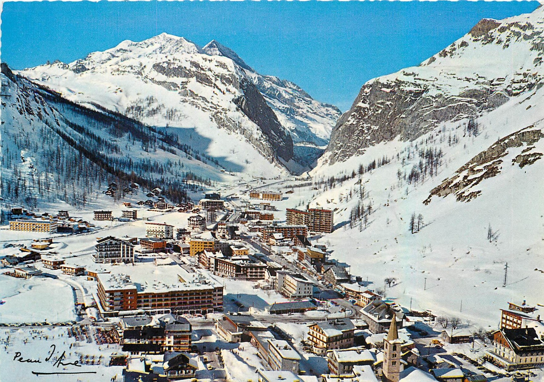 CPM Val d'Isere Vue aerienne sur la Station Au fond le Mont Pourri 
