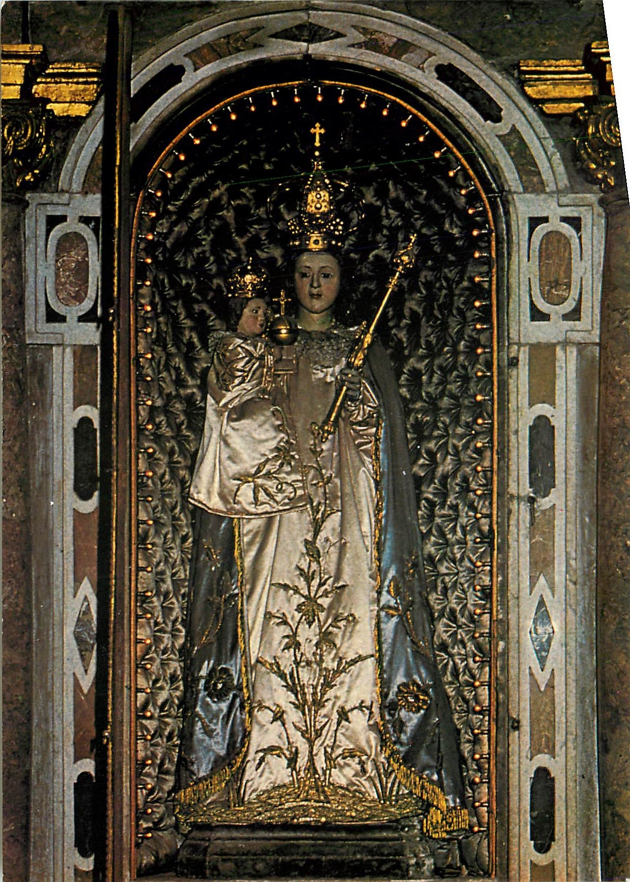 CPM Sanctuaire de Notre Dame de Laghet Alpes Maritimes La statue de Notre Dame de Laghet 