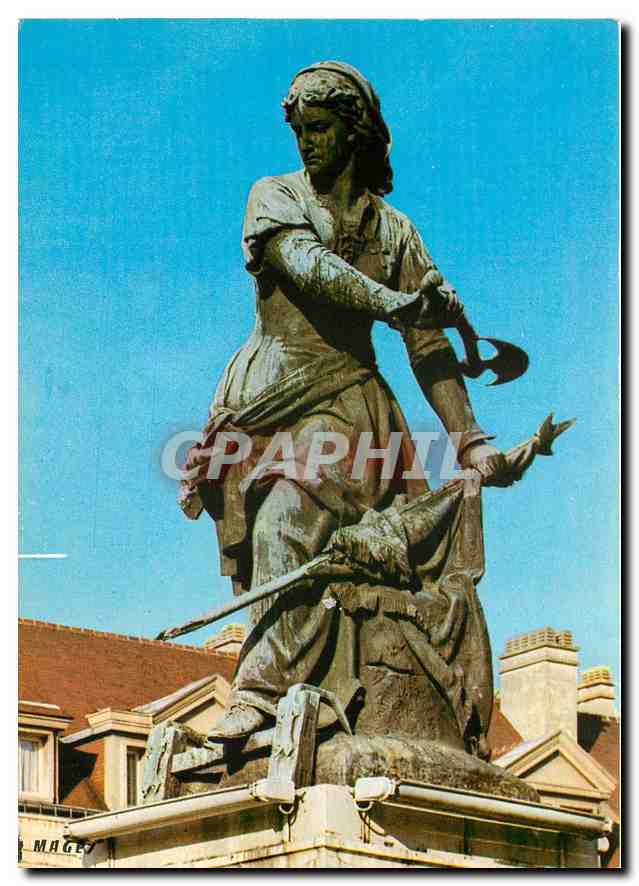 CPM Beauvais Oise La Statue de Jeanne Hachette qui prit une part heroique a la defense de Beauvais 