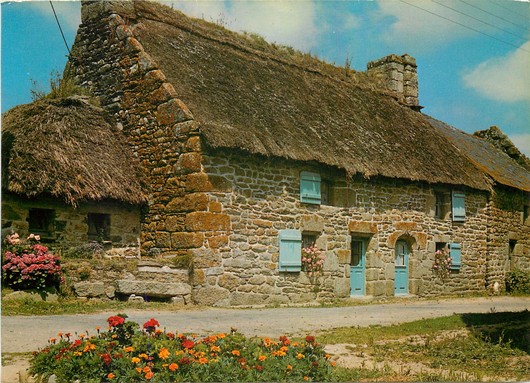 CPM La Bretagne pittoresque Vieille chaumiere typique 