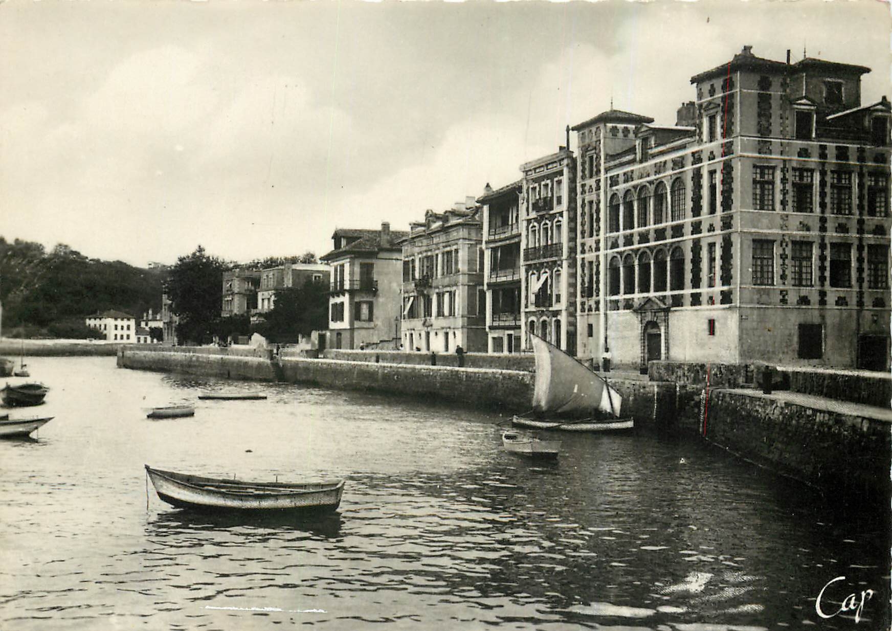 CPM St Jean de Luz Le Quai et la Maison de l'Infante 