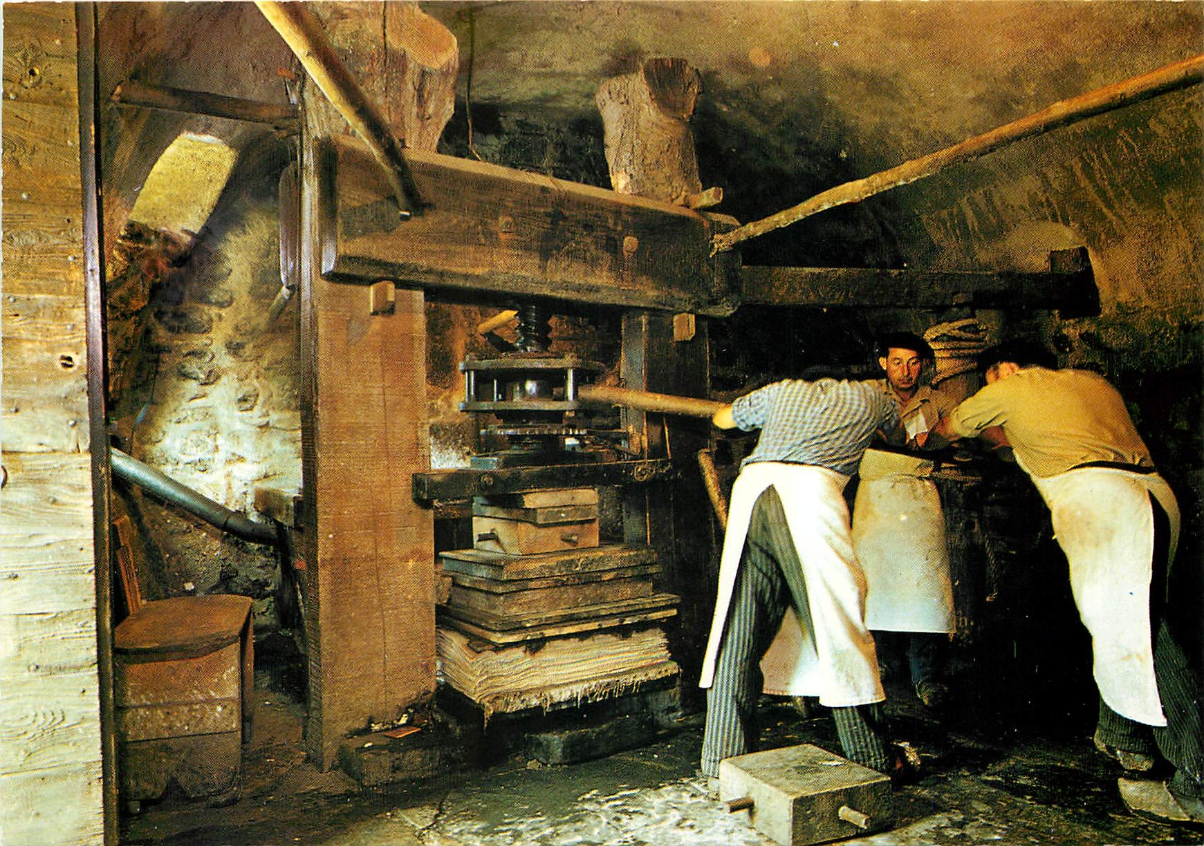 Moulin Richard de Bas — Le pressage des feuilles blanches — Musée Historique du Papier, Ambert (P.-de-D.)