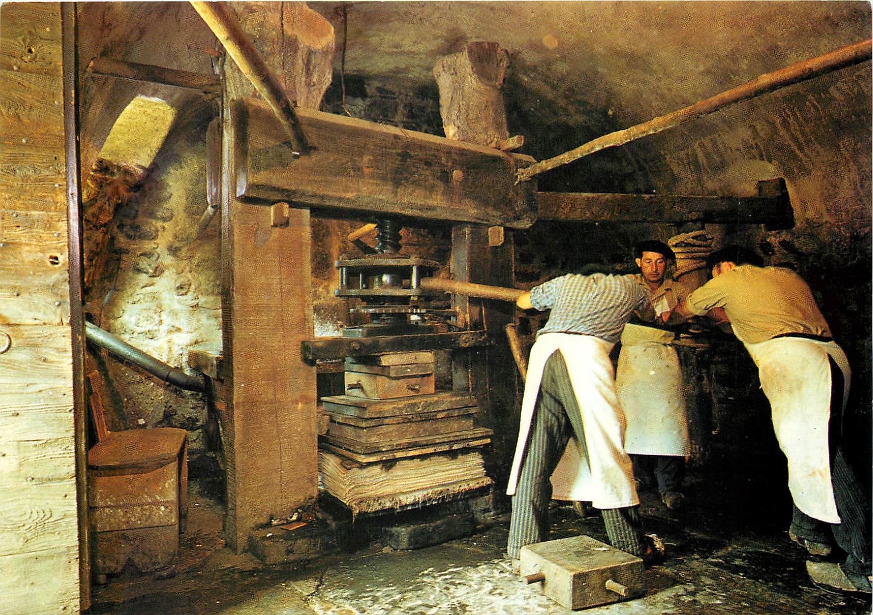 Moulin Richard de Bas — pressage des feuilles blanches — Musée Historique du Papier, Ambert (P.-de-D.)