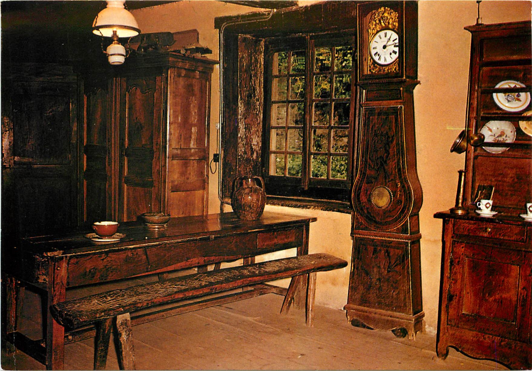 Salle commune — Horloge et table — Musée historique du papier Moulin Richard de Bas, Ambert (Puy-de-Dôme)