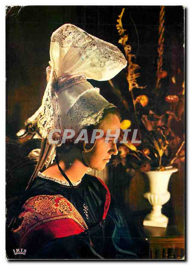 CPM La Normandie Jeune bourgeoise en costume regional dans un interieur normand Coiffe du Val de Sai