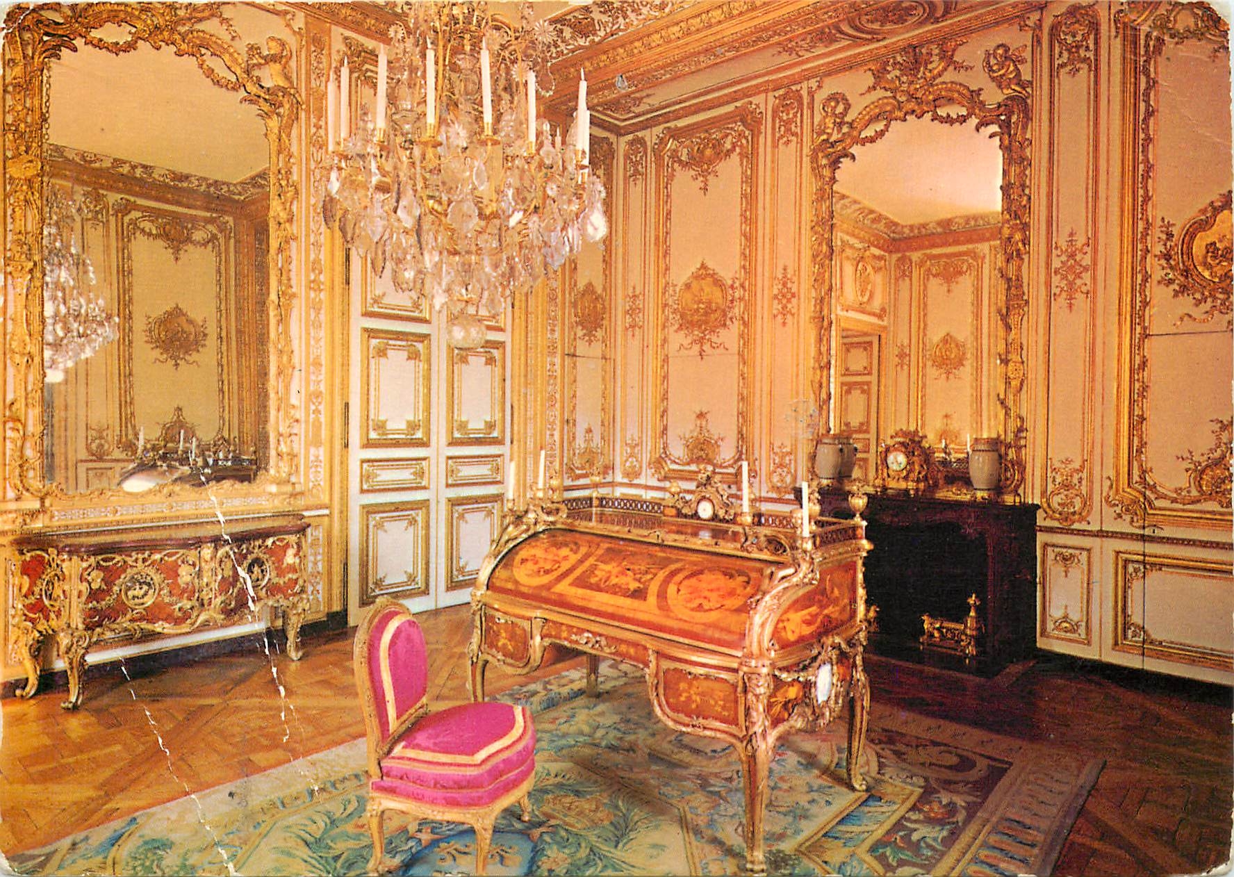 CPM Versailles Le Cabinet d'Angle Regne de Louis XV Bureau a cylindre du Roi 
