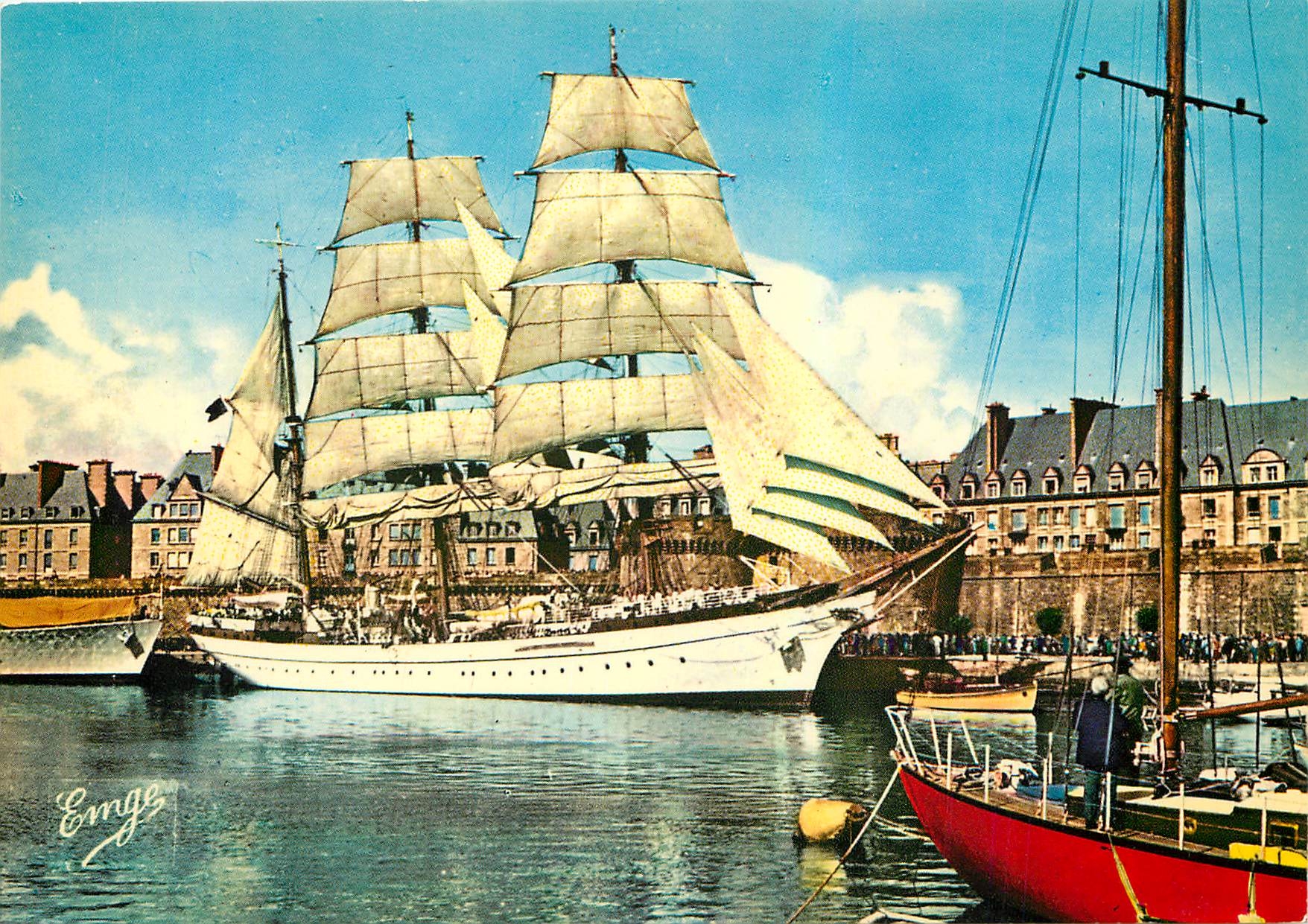 CPM Bretagne Cote d'Emeraude Saint Malo Cite Corsaire Bassin Vauban devant les Remparts Le Trois mat