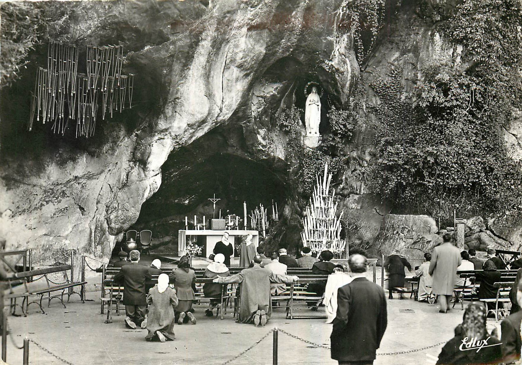 CPM Lourdes La Grotte miraculeuse dont le nouvel autel en marbre des Pyrenees 
