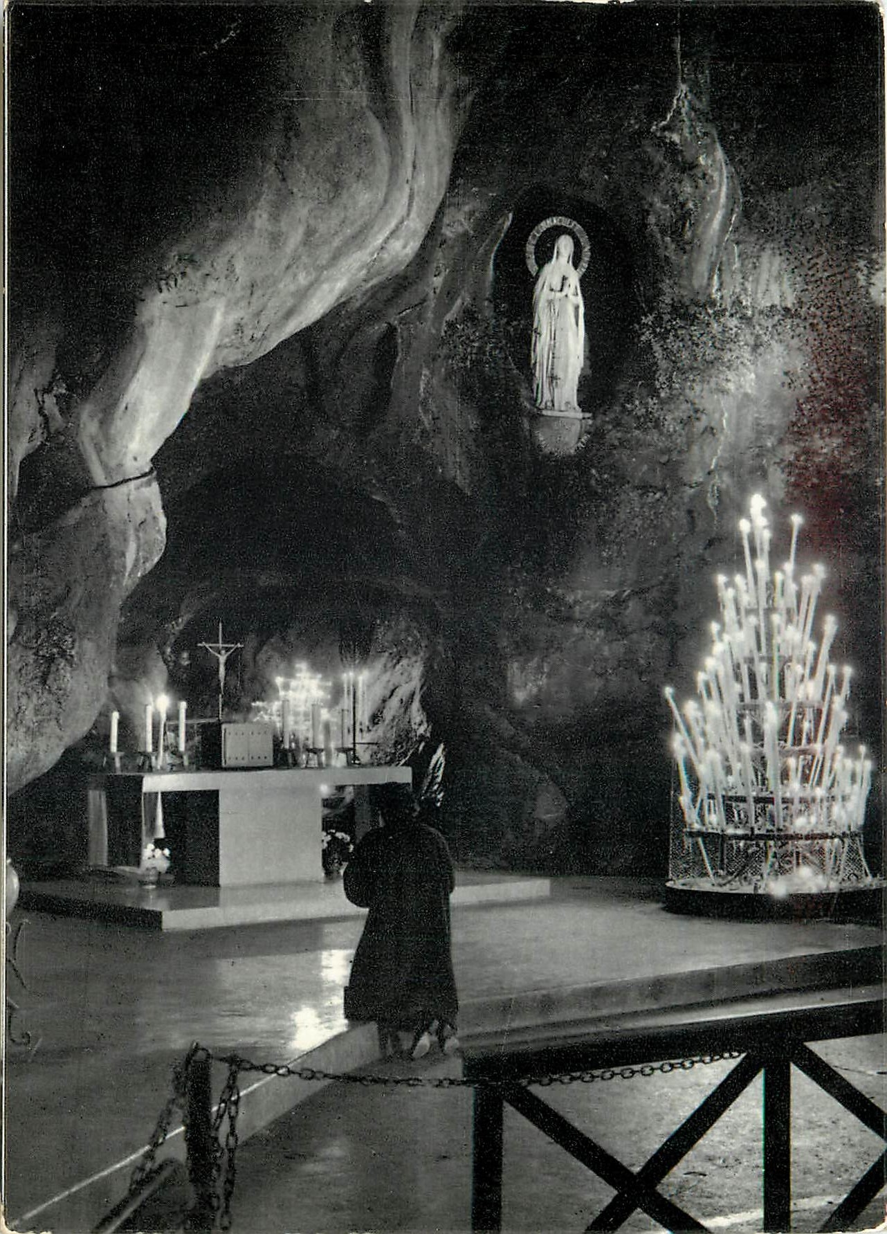 La Grotte de Lourdes — nuit — Centre Mondial de Pèlerinage