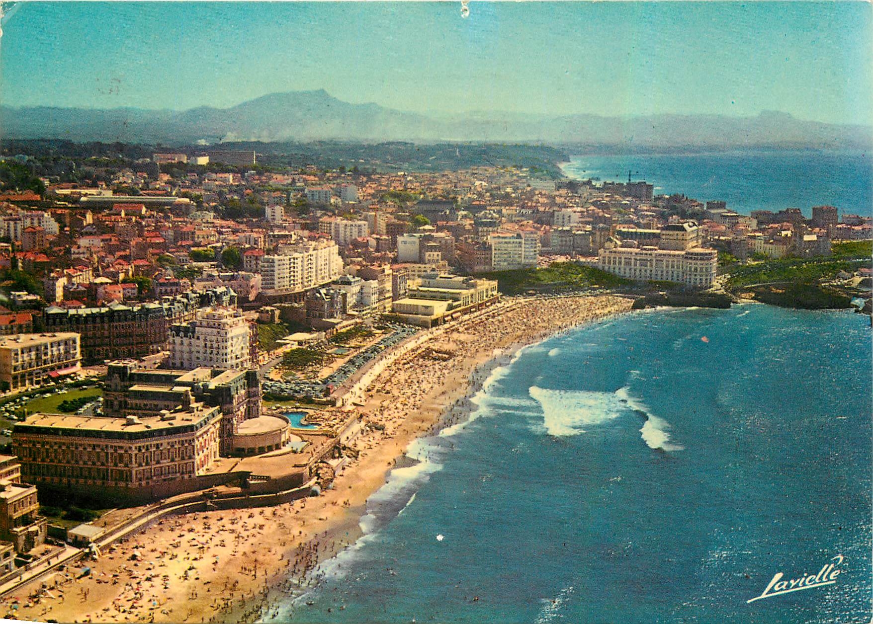 CPM Biarritz vue generale la Grande Plage et les Casinos 