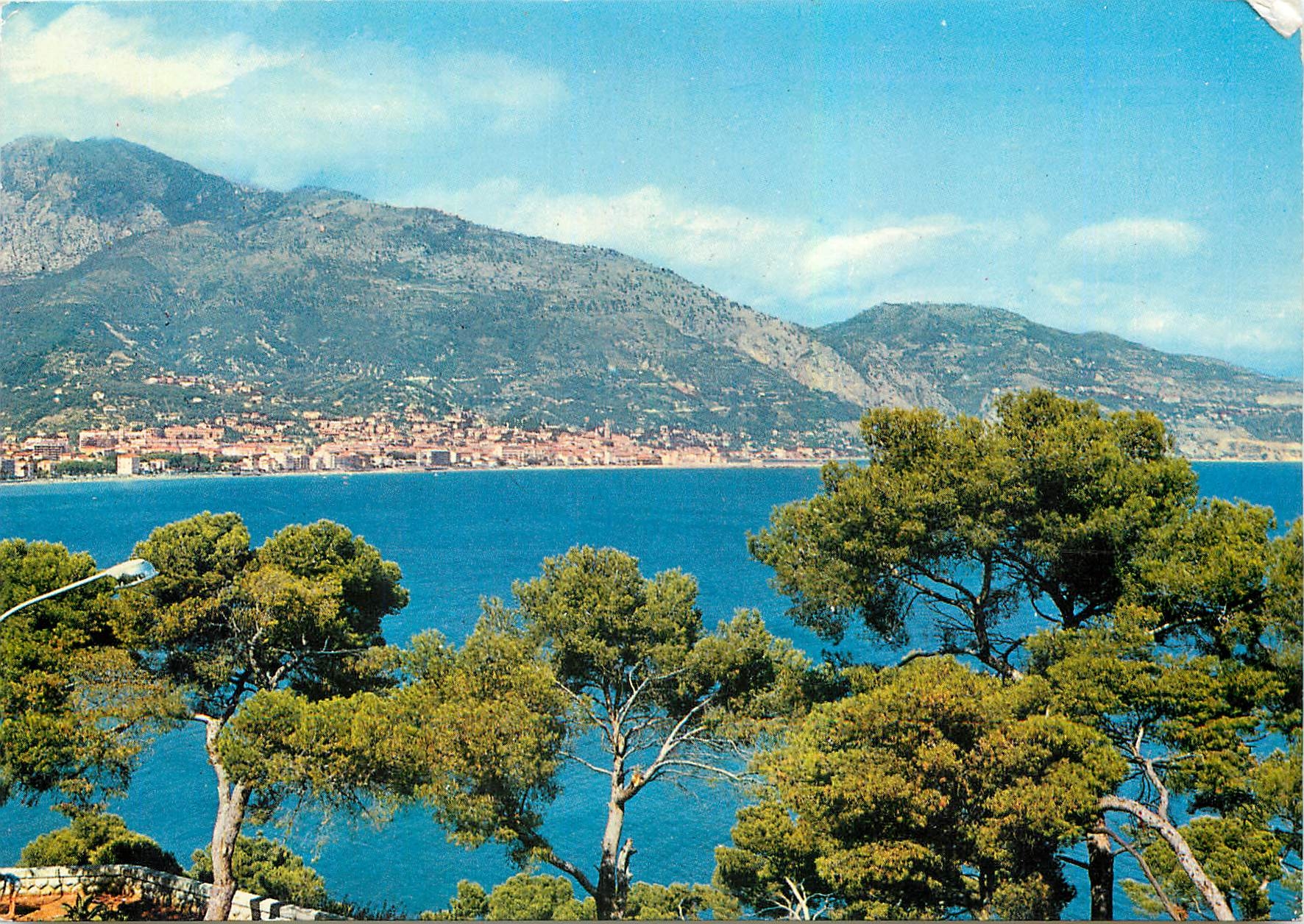 CPM Les Sites Merveilleux de la Cote d'Azur Menton A M vue generale sur la Ville et l'Italie prise d