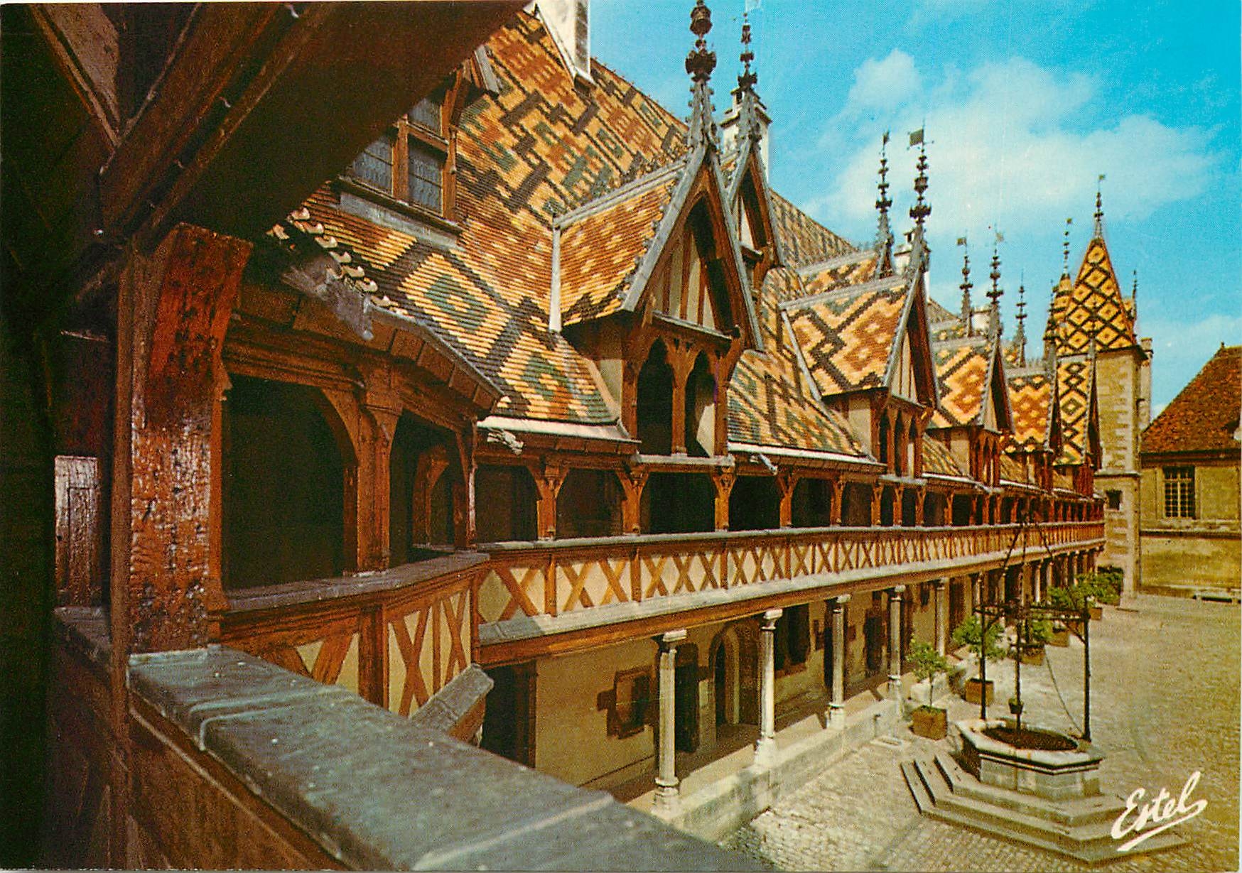 CPM Au pays des grands crus Beaune Cote d'Or la cour d'honneur de l'hotel Dieu facade sud fonde en 1
