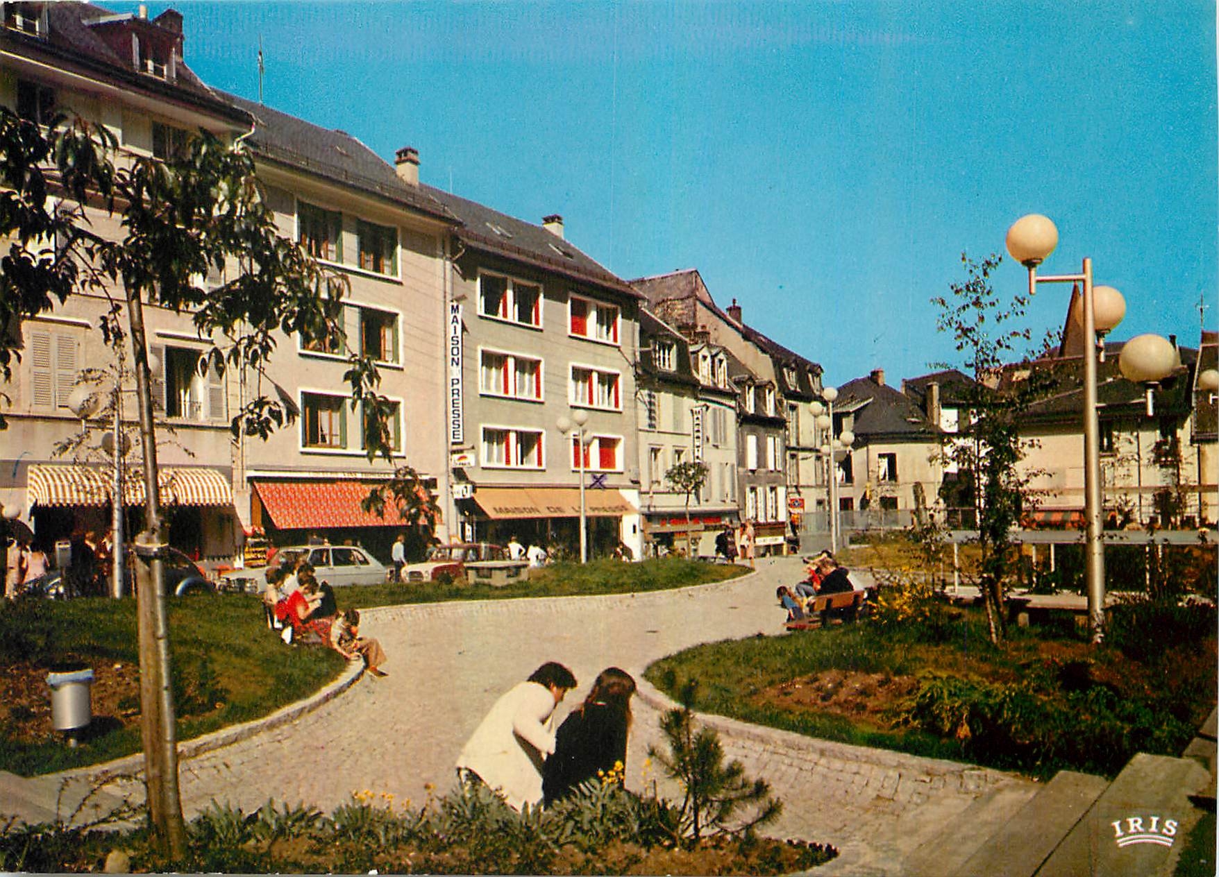 CPM Le Mont Dore P de D station thermale et touristique la place de l'Etablissement 