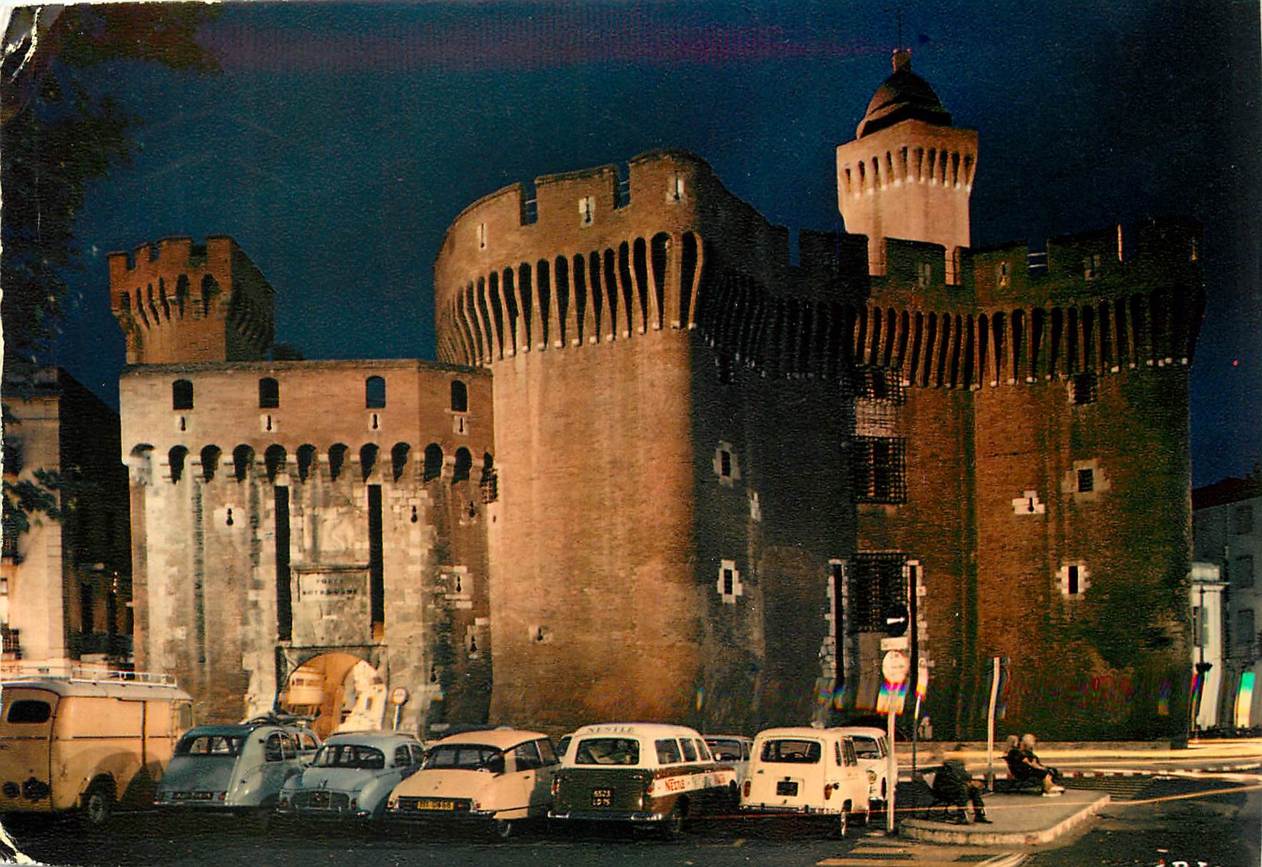 CPM Perpignan Pyrenees Orientales le Castillet XIV siecle effet de nuit 