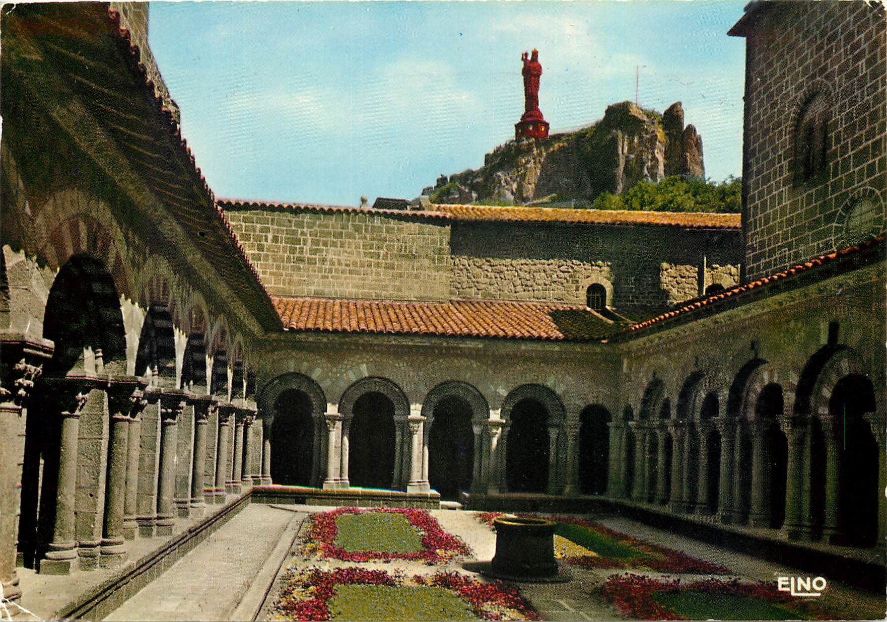 CPM Le Puy en Velay Haute Loire Ensemble du Cloitre des Chanoines XII siecle domine par le Rocher Co