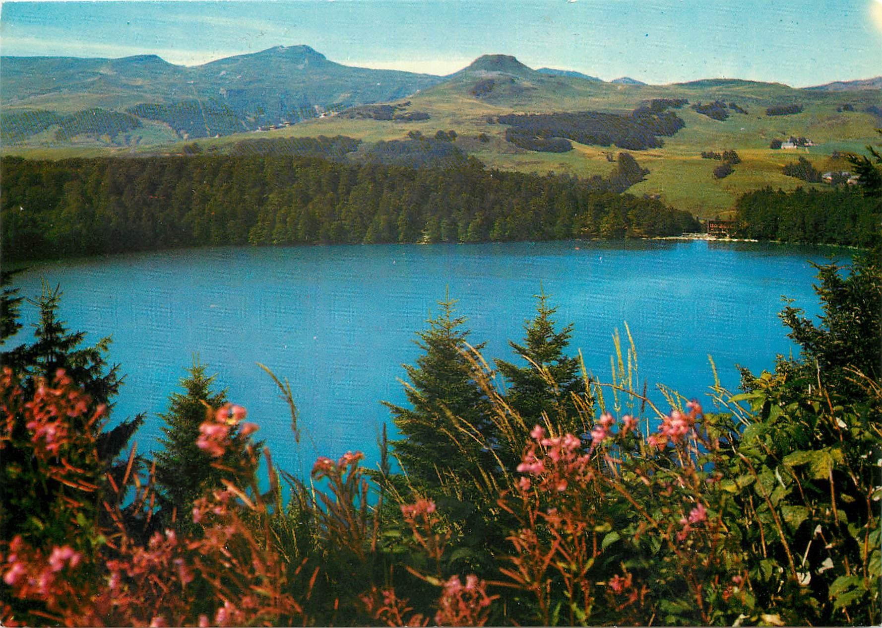 CPM L'Auvergne Touristique le Lac Pavin au fond Super Besse et le Massif du Sancy 