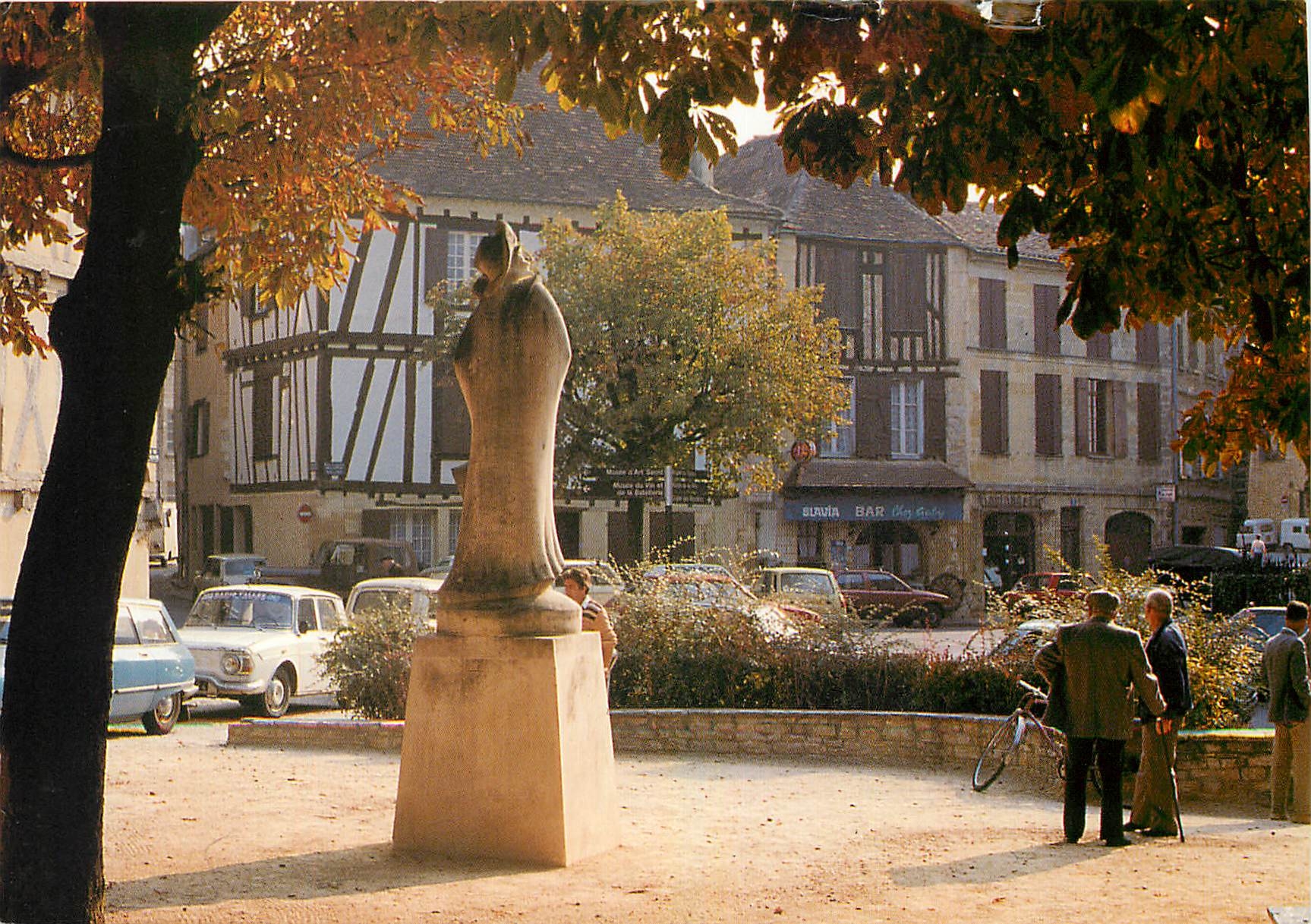 CPM Sur les bords de la Dordogne Bergerac place de la Myrpe la statue de Cyrano edifiee d'apres le c